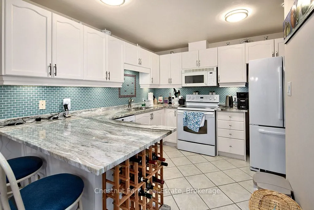 10 BAY Street E, #208