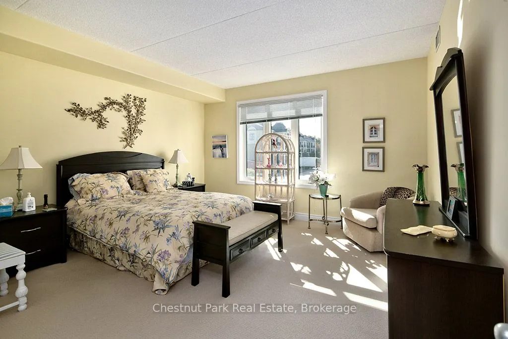 10 BAY Street E, #208