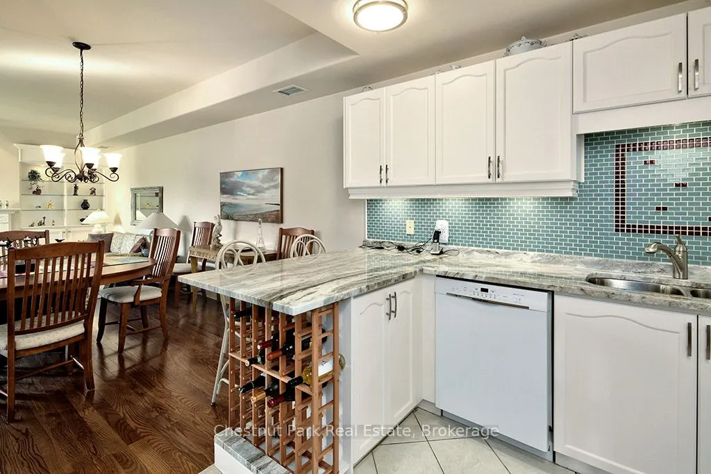 10 BAY Street E, #208