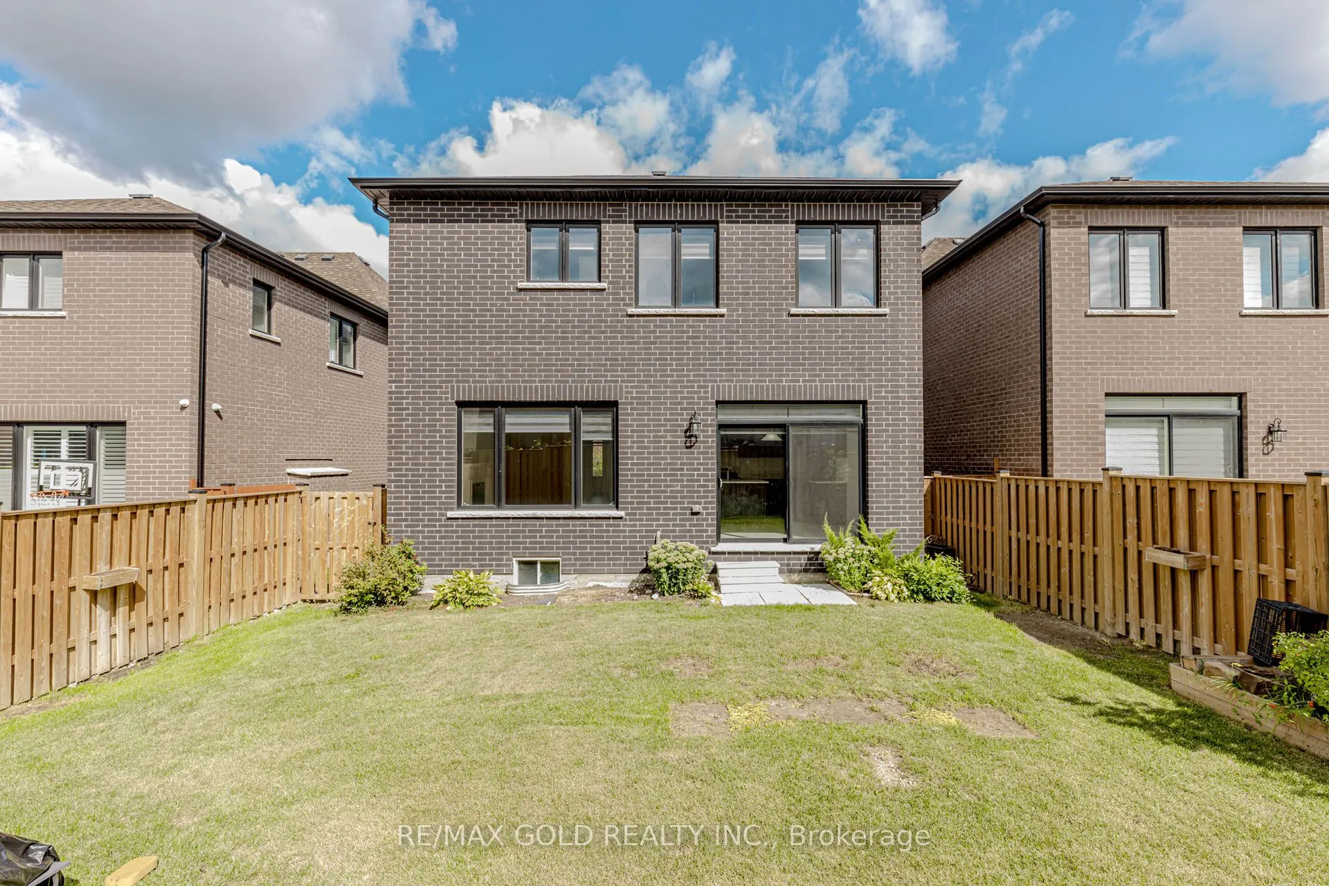 164 Silverwood Crescent
