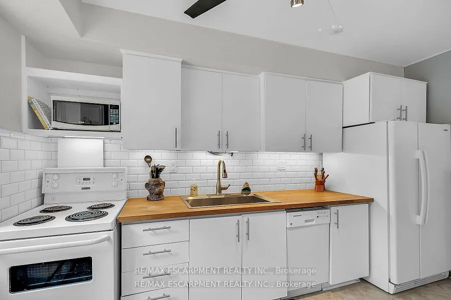 40 Robinson Street, #208