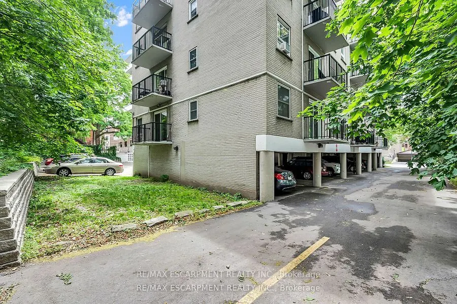 40 Robinson Street, #208