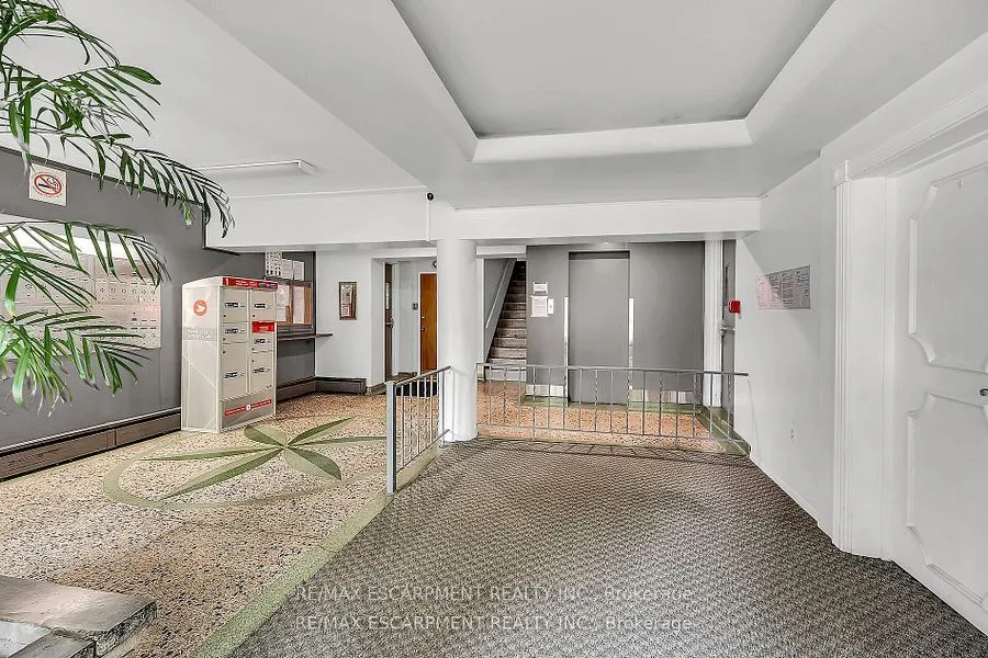 40 Robinson Street, #208