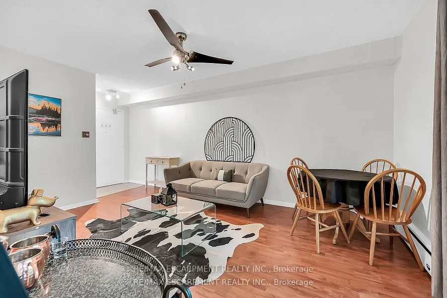 40 Robinson Street, #208