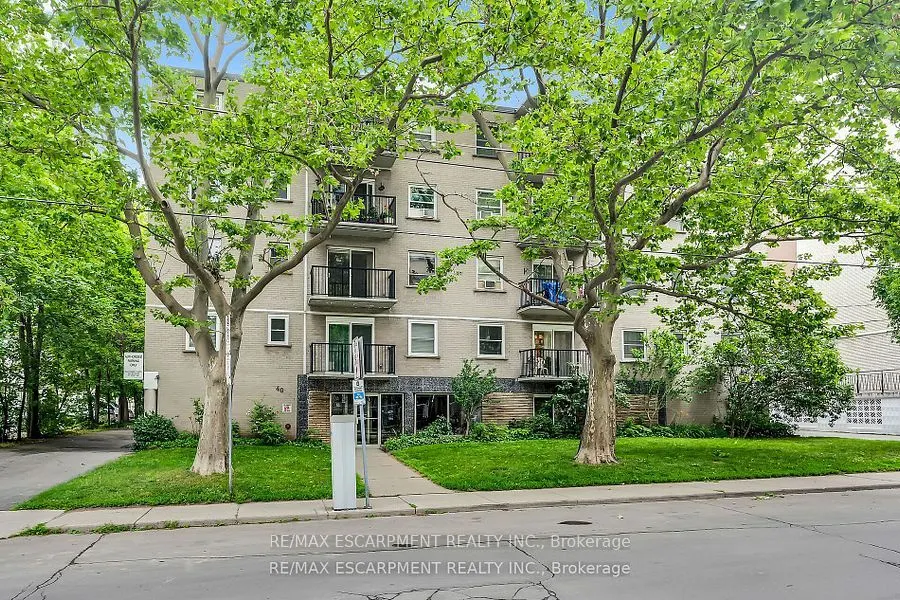 40 Robinson Street, #208