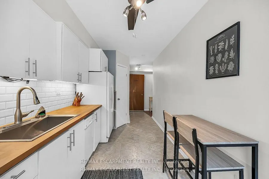 40 Robinson Street, #208