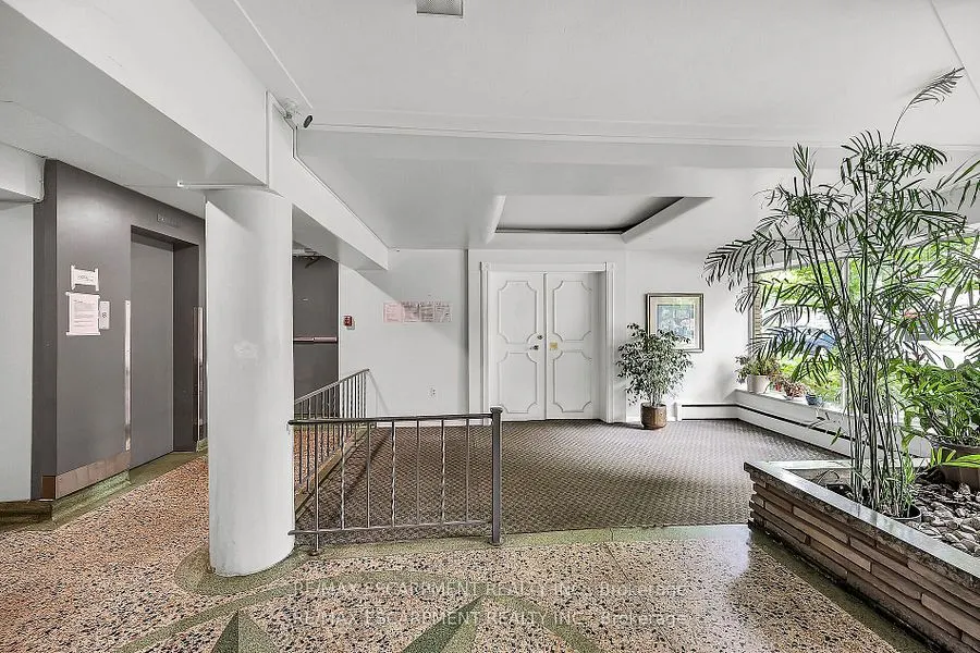 40 Robinson Street, #208