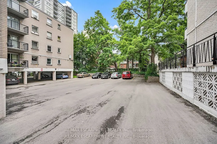 40 Robinson Street, #208