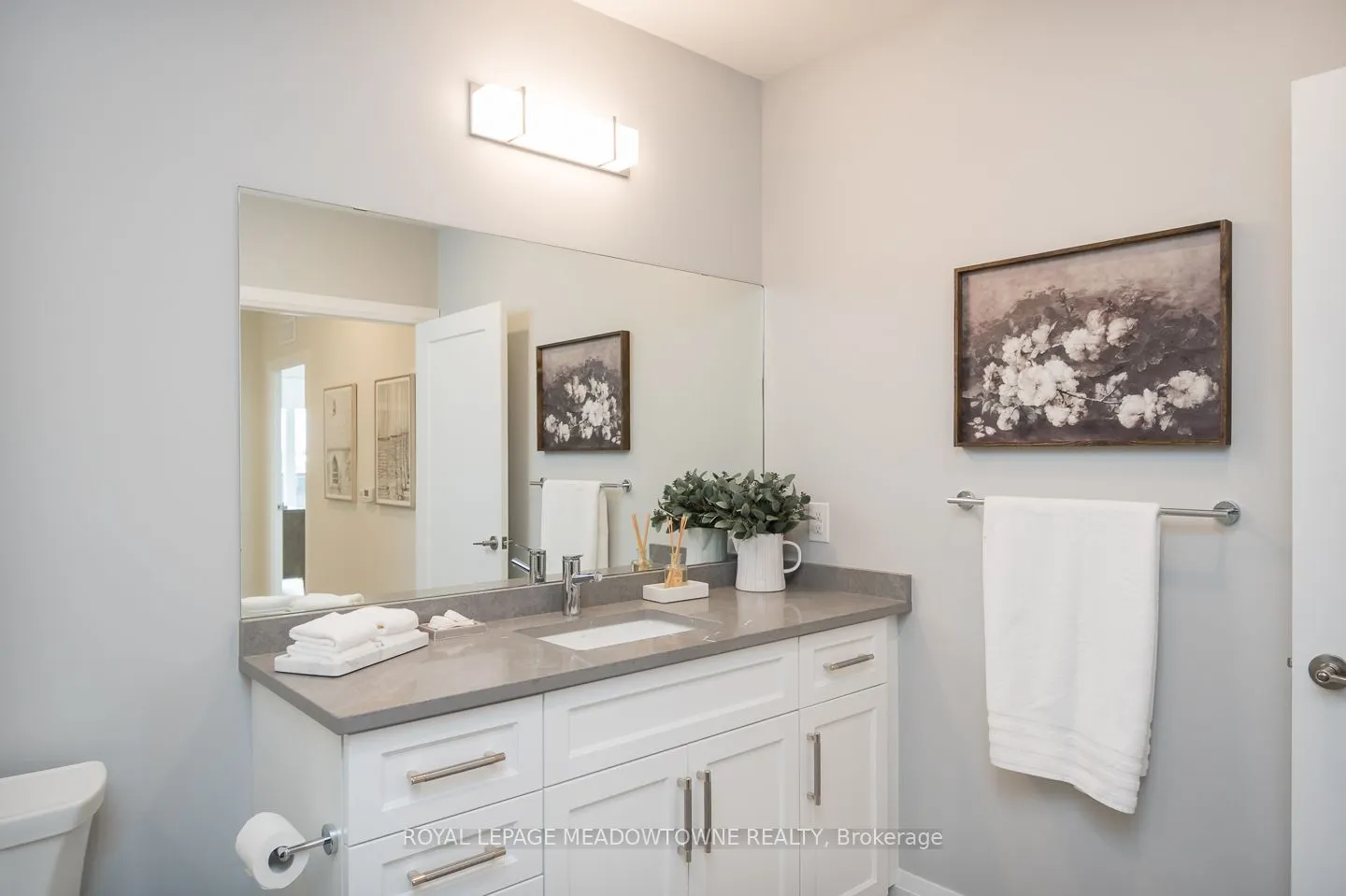 71 Wyndham Street S, #1301