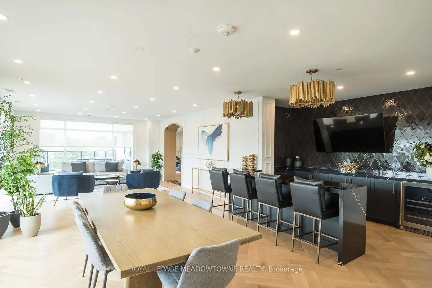 71 Wyndham Street S, #1301