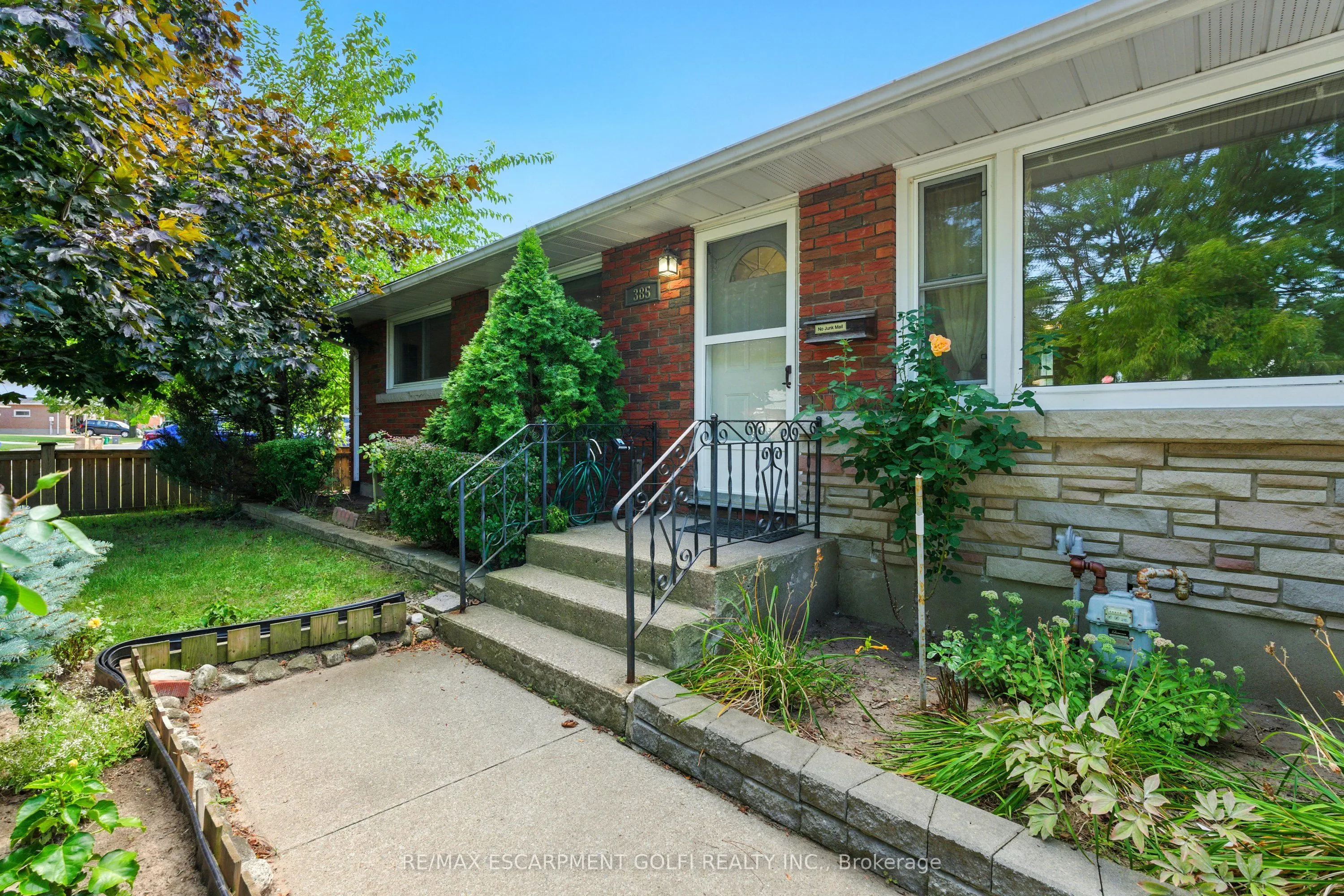 385 Grantham Avenue