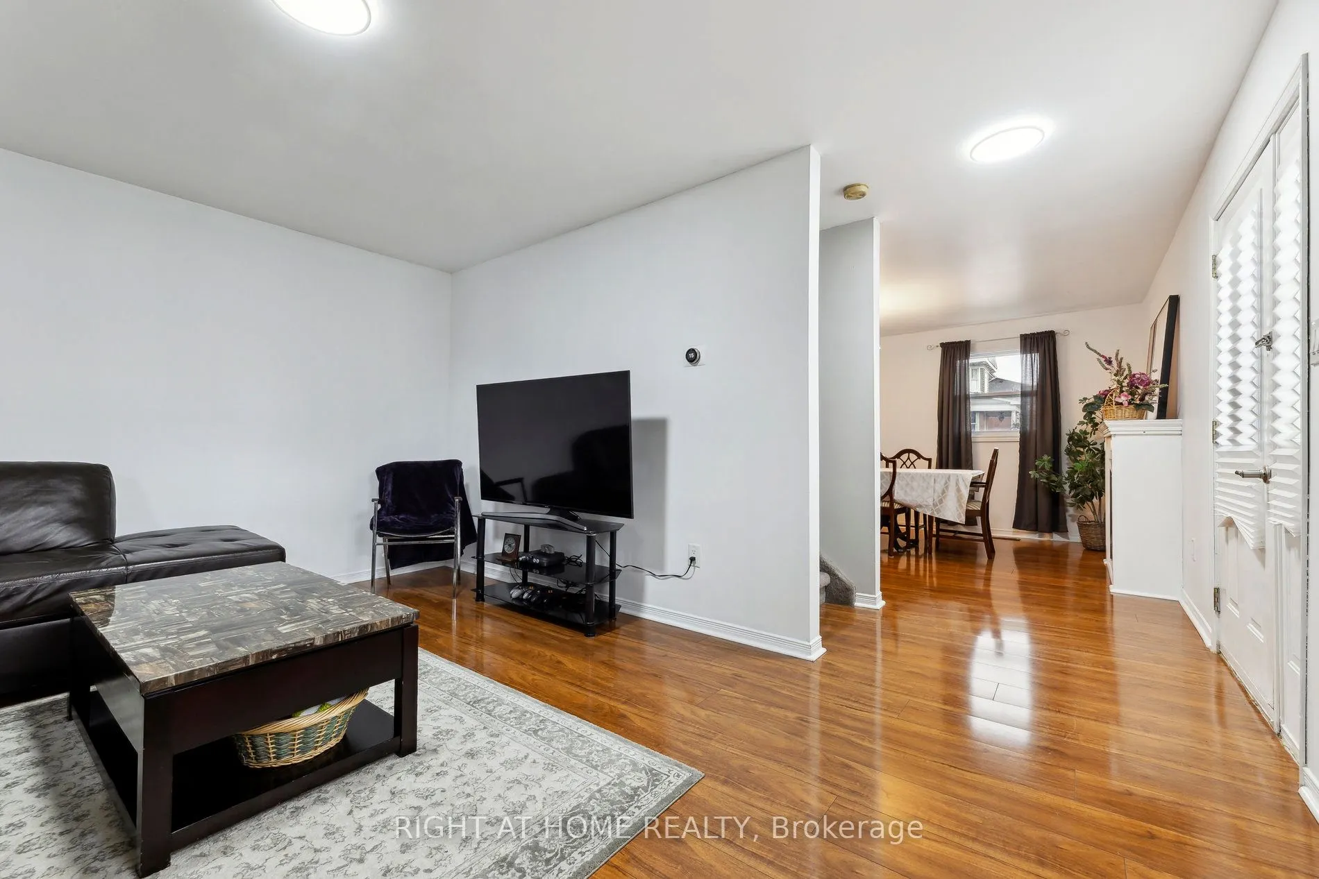 186 Dundas Street W