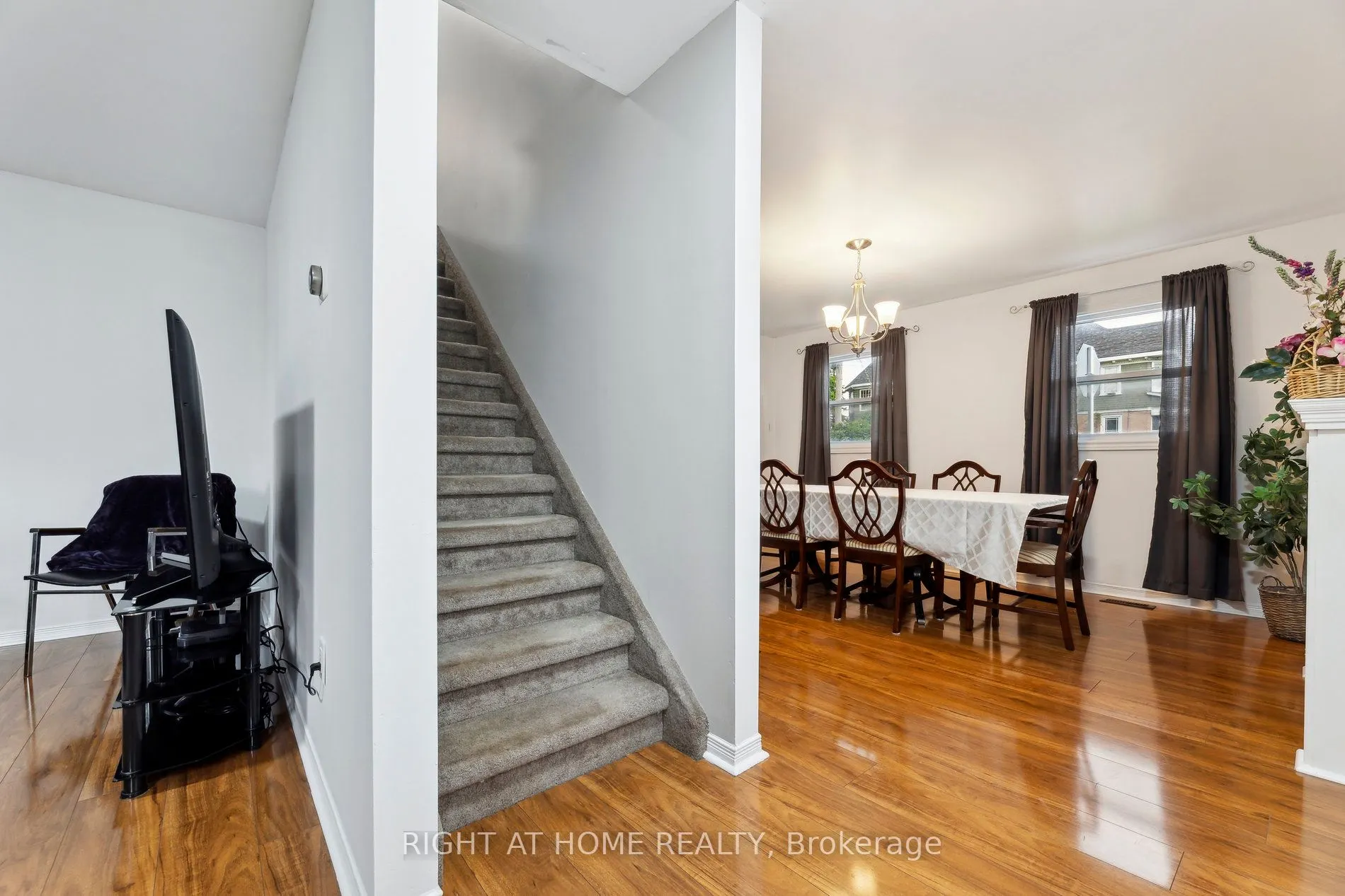 186 Dundas Street W