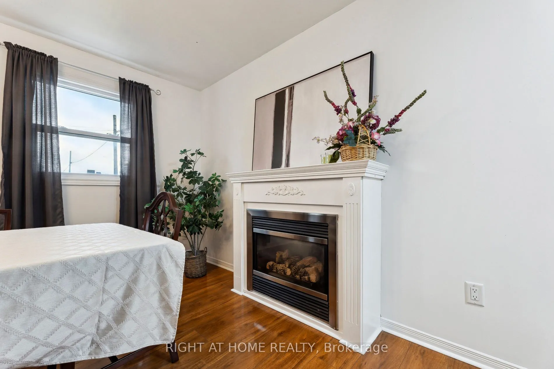 186 Dundas Street W