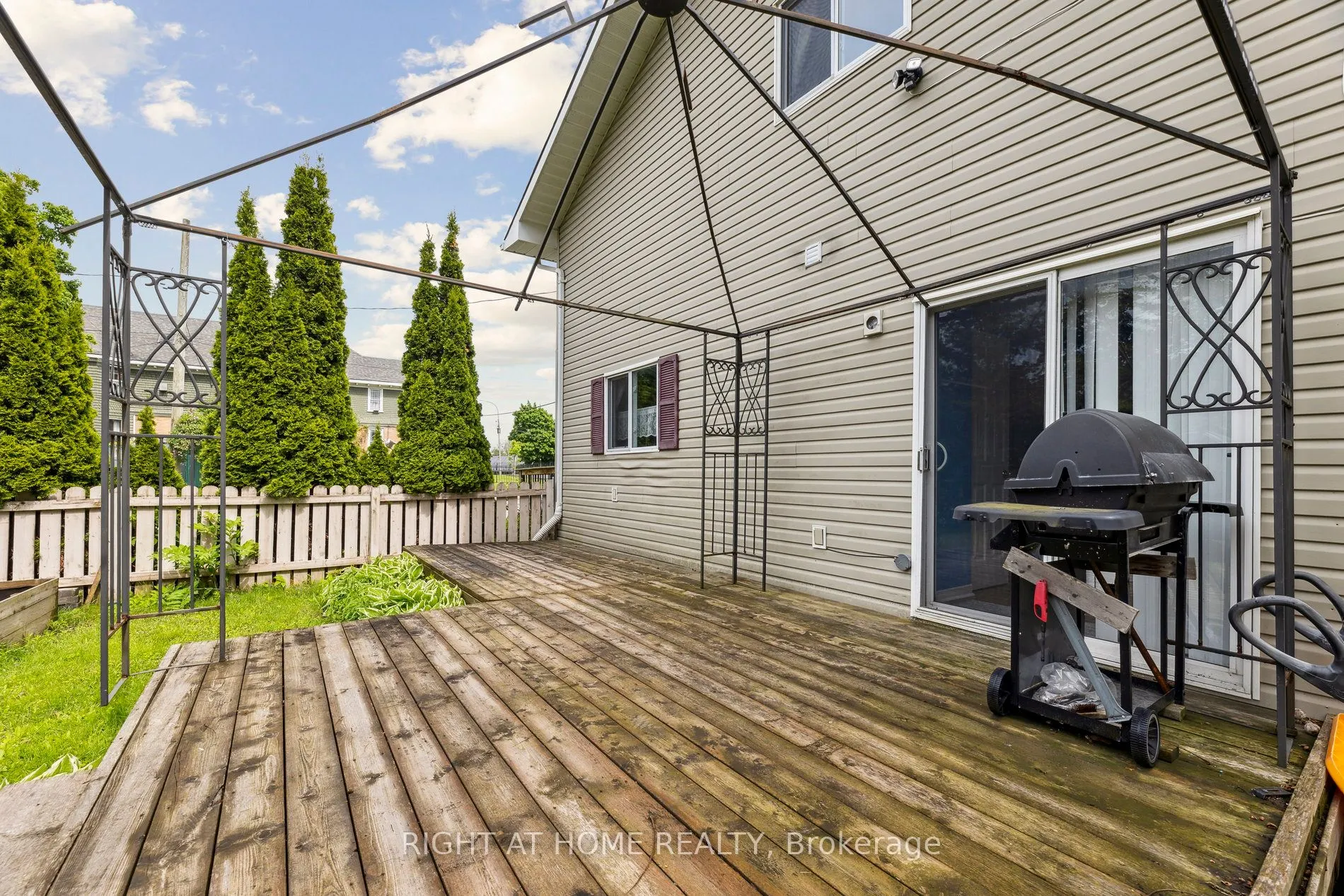 186 Dundas Street W