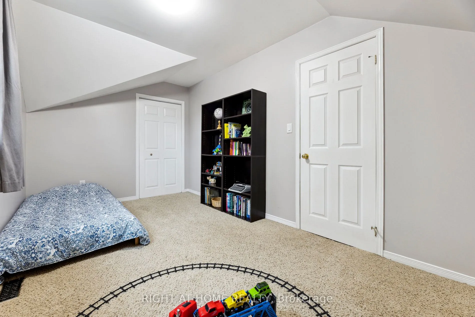 186 Dundas Street W