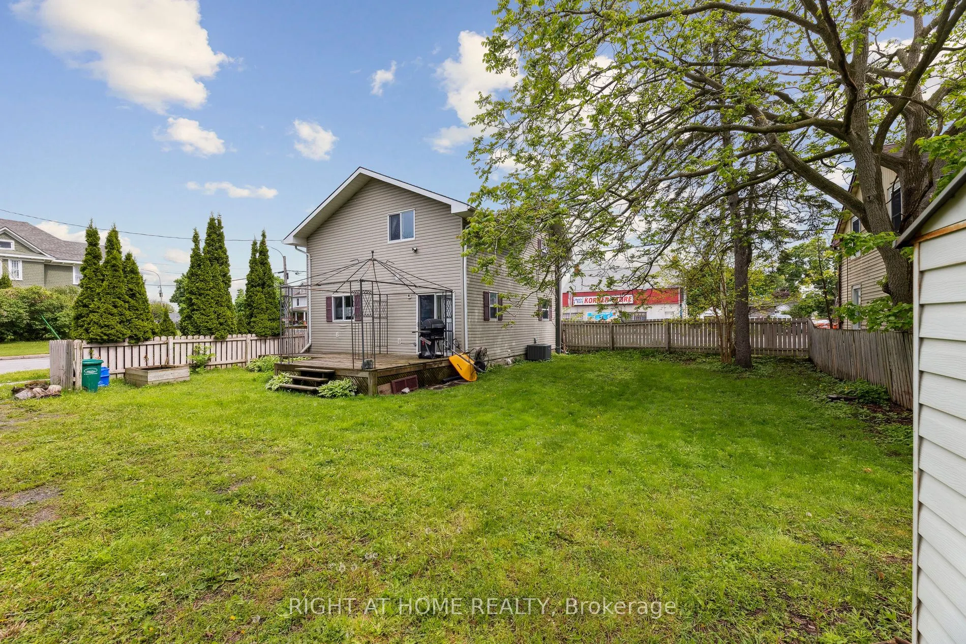 186 Dundas Street W