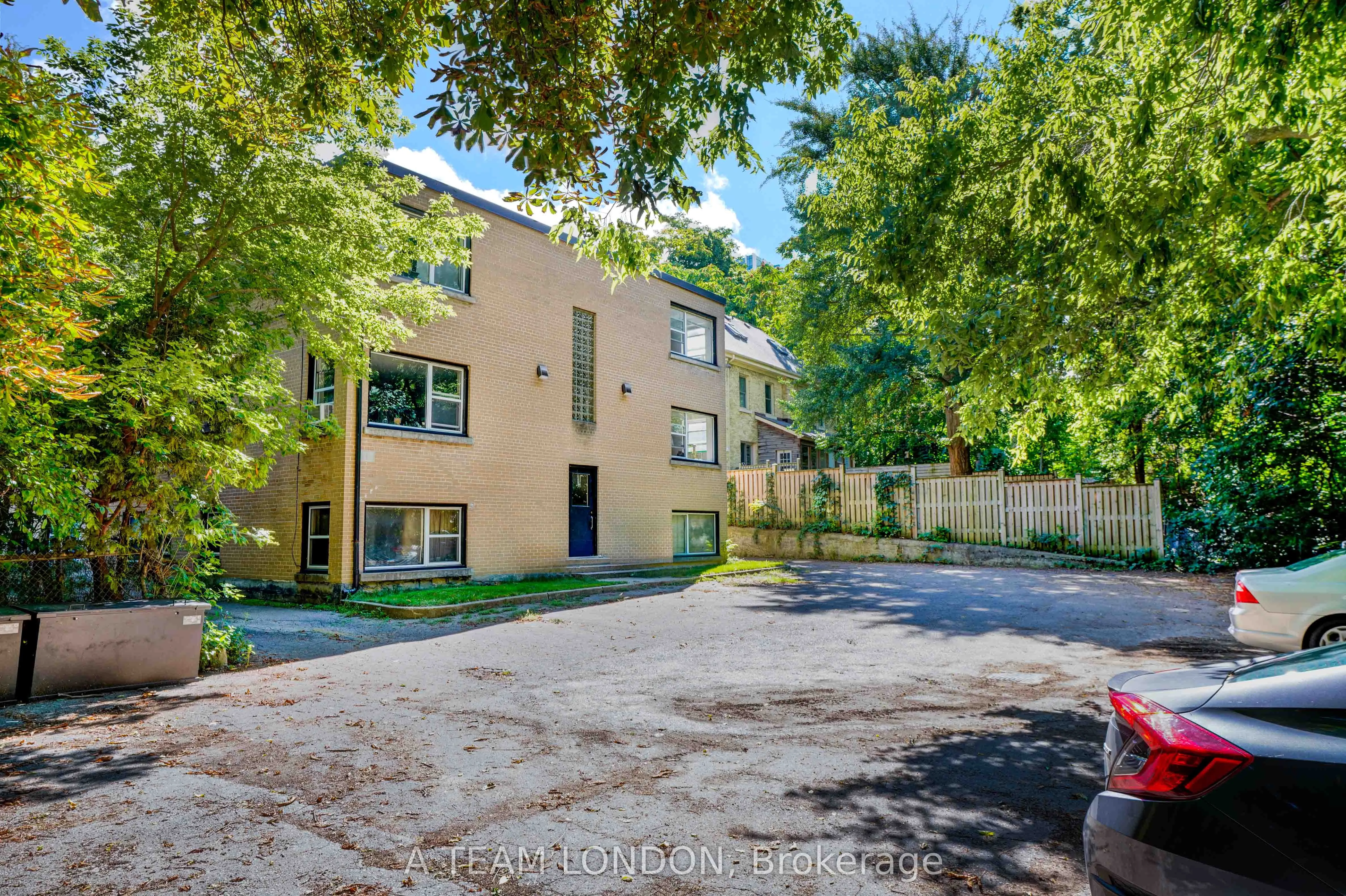 575 Ridout Street N
