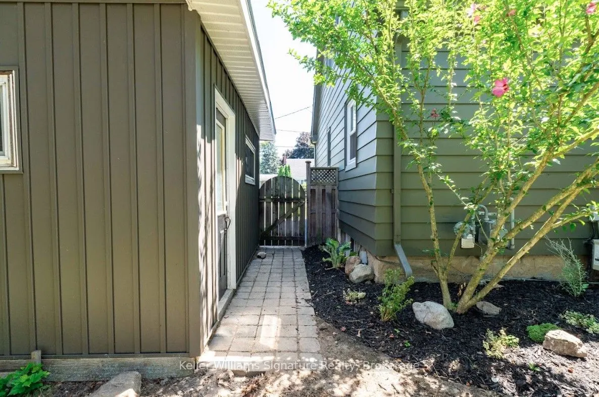 44 Grove Crescent