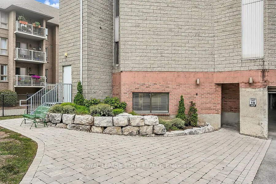 6 Niagara Street, #204
