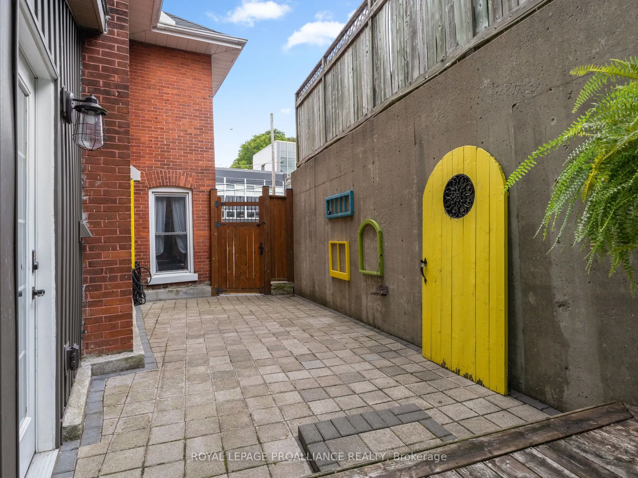 19 Pine Street S