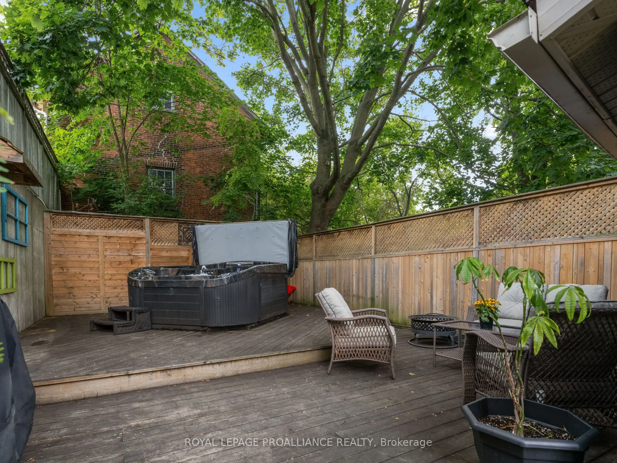 19 Pine Street S