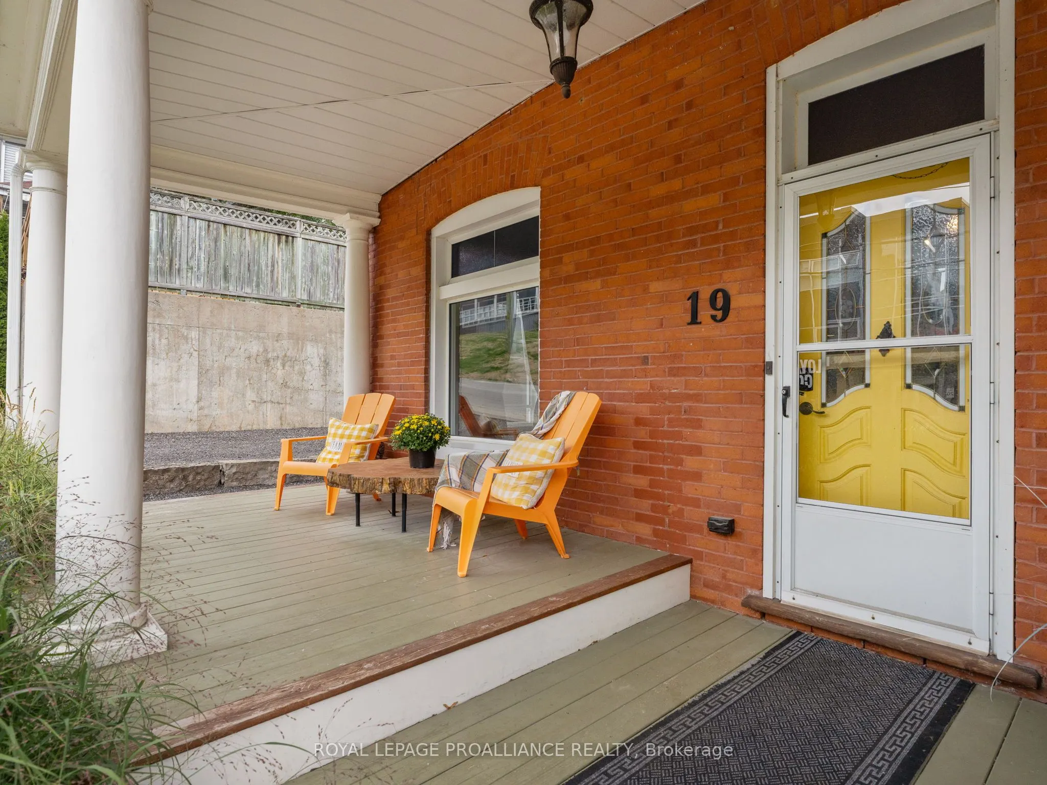 19 Pine Street S