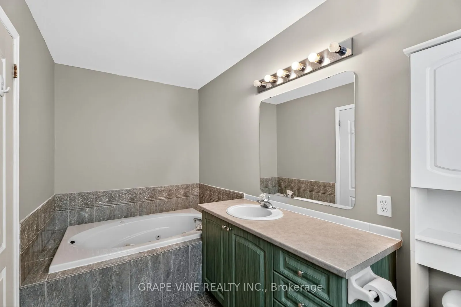 27 Flowertree Crescent