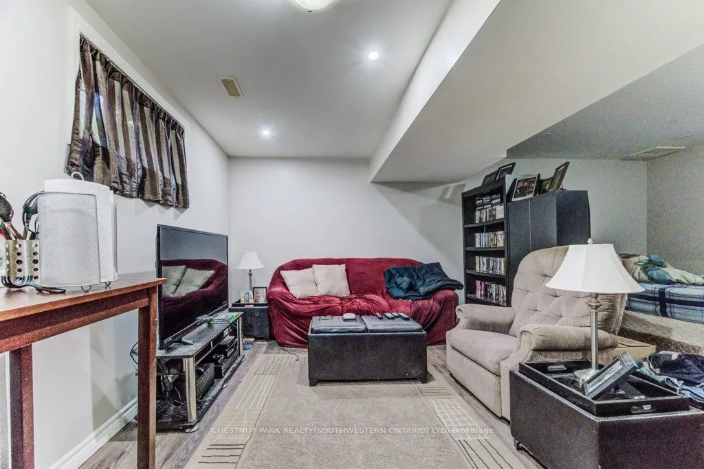 404 Tealby Crescent