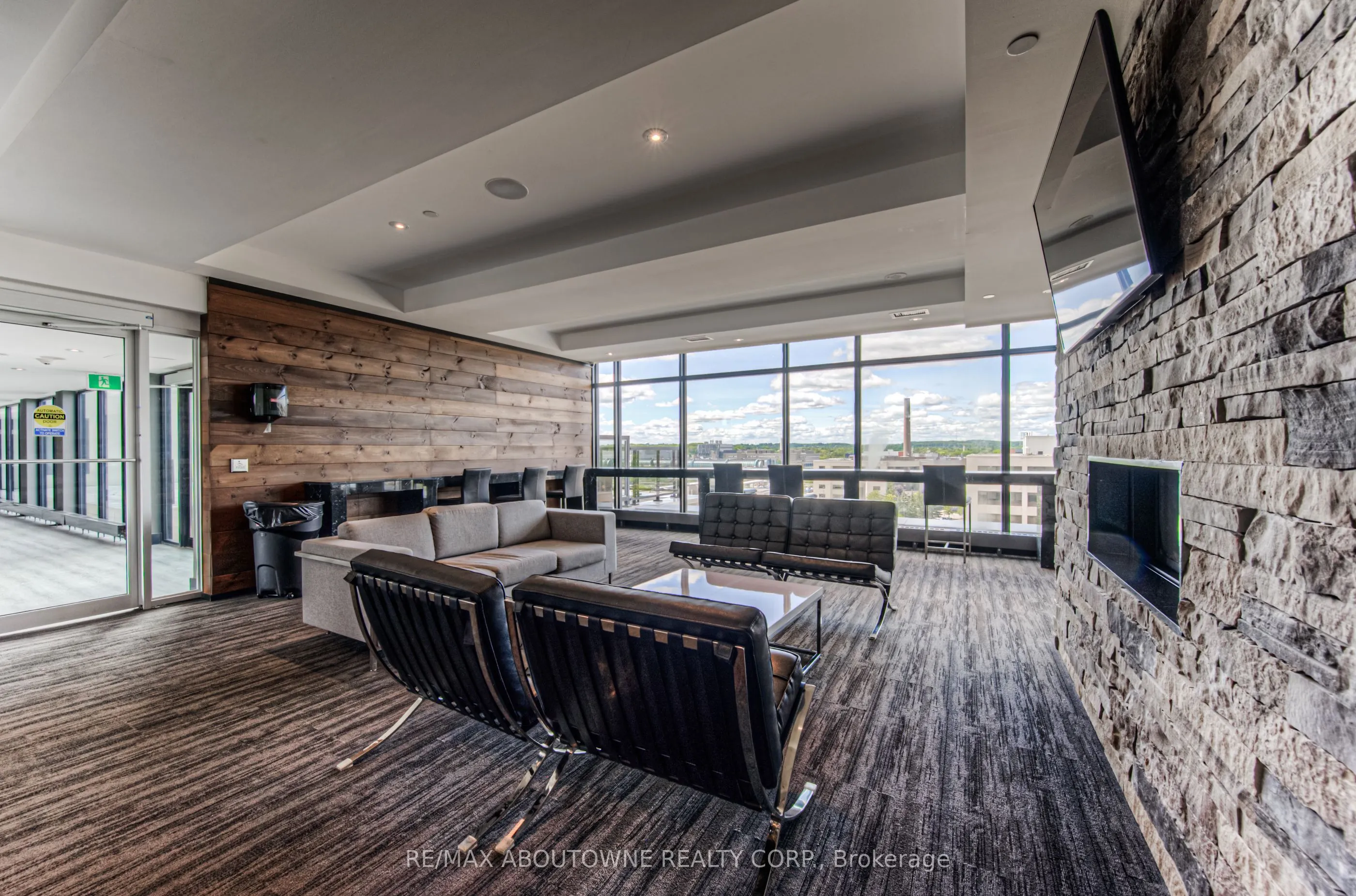 330 Phillip Street, #S-1403