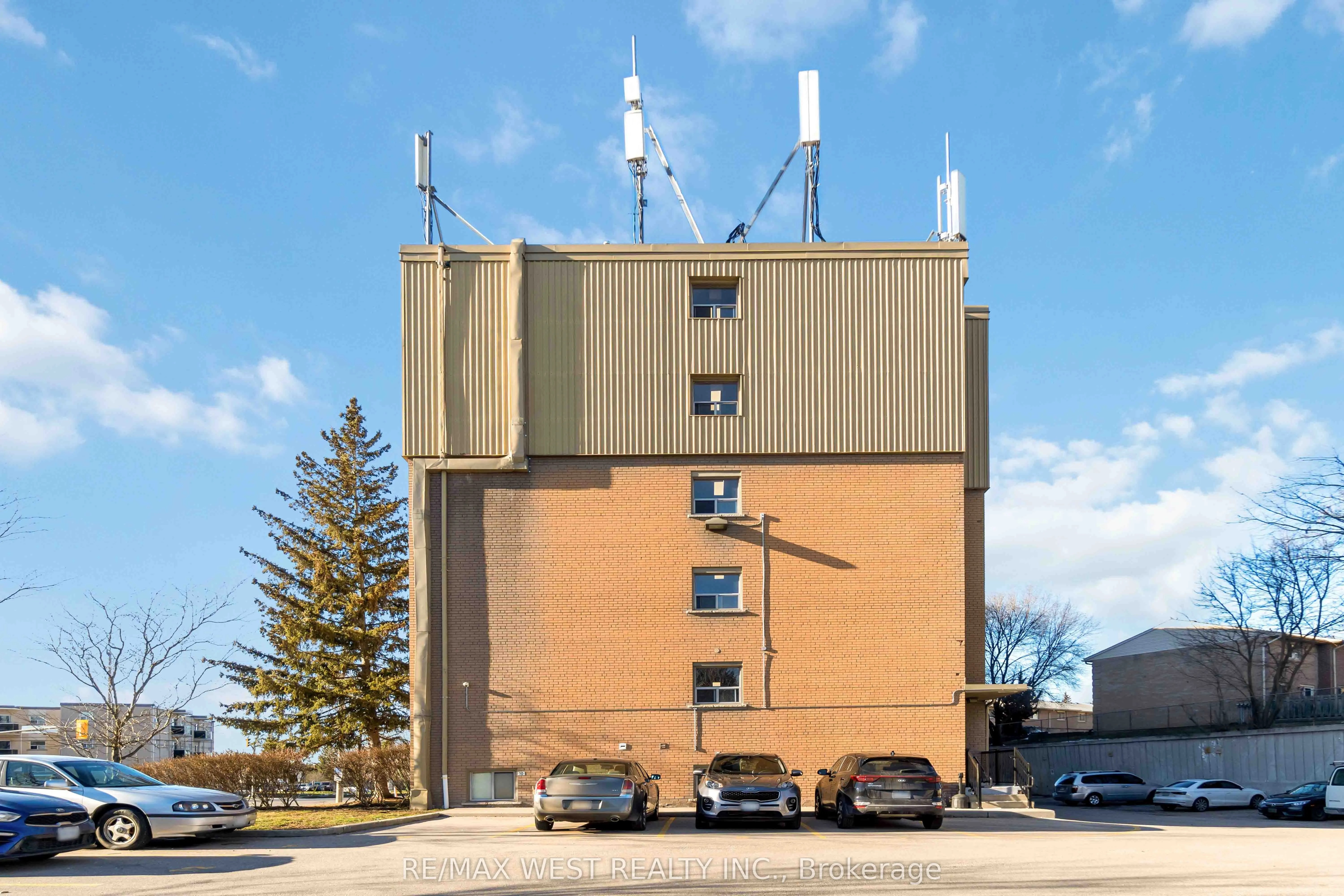 283 Fairway Road N, #90