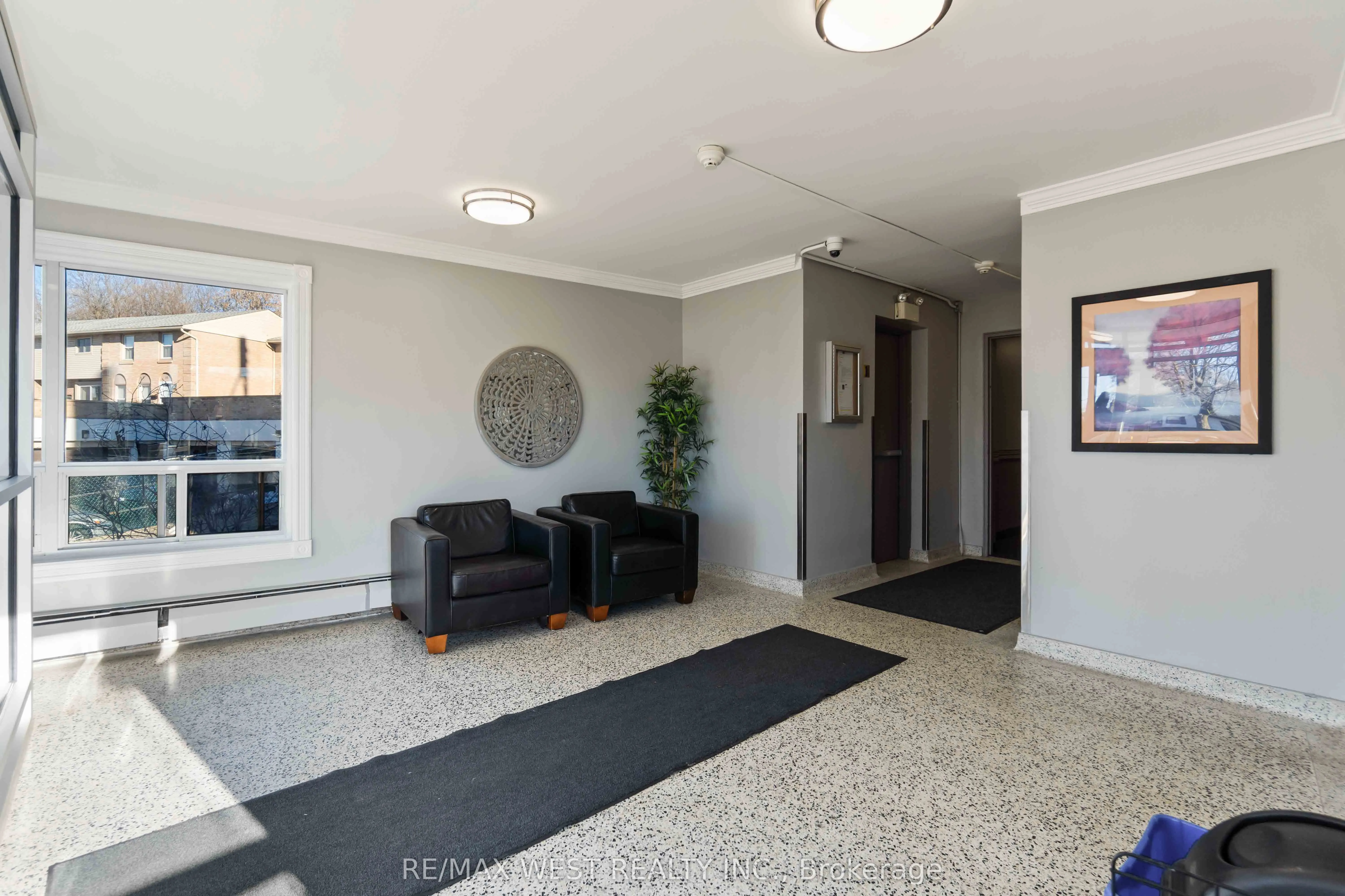 283 Fairway Road N, #90