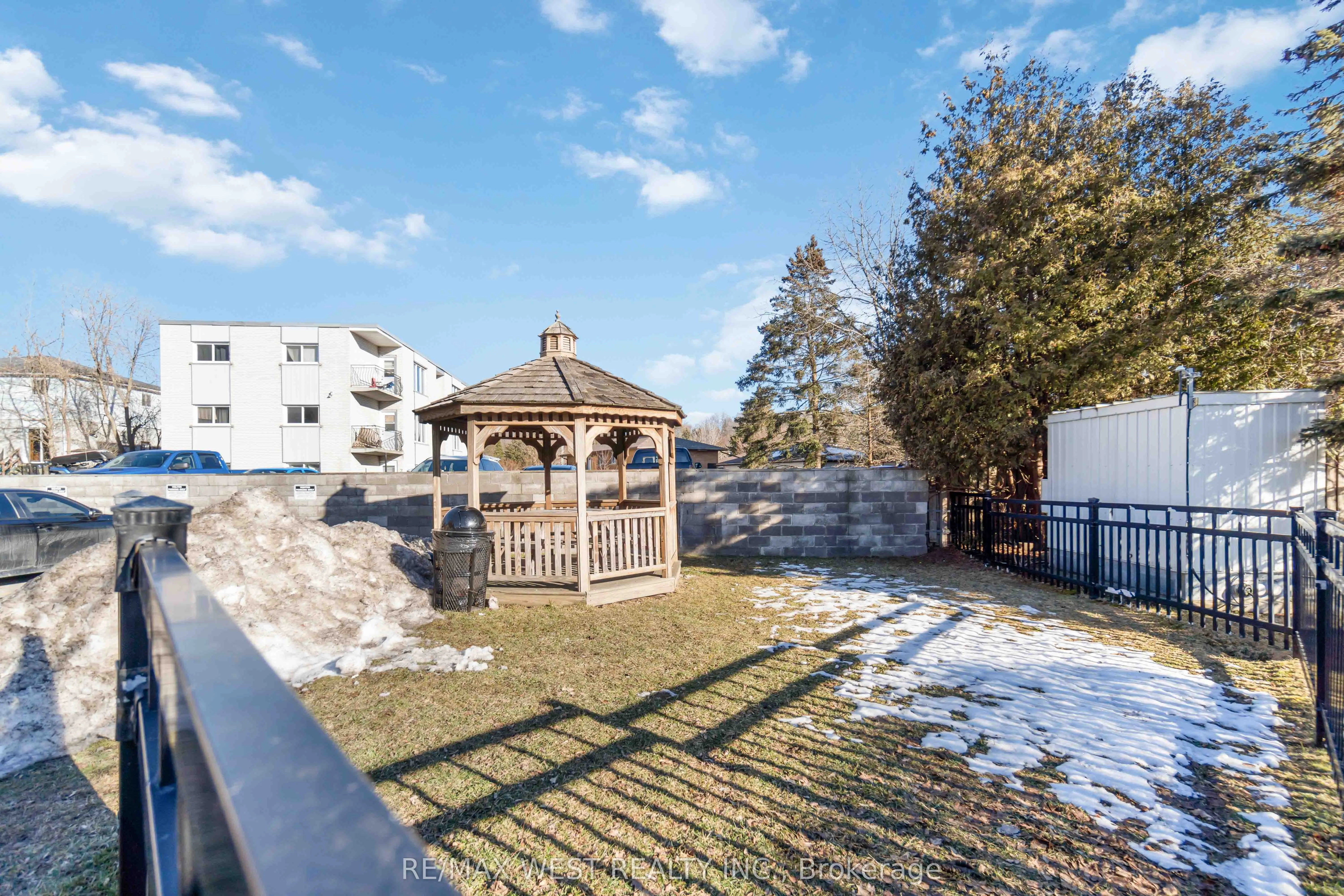 283 Fairway Road N, #90