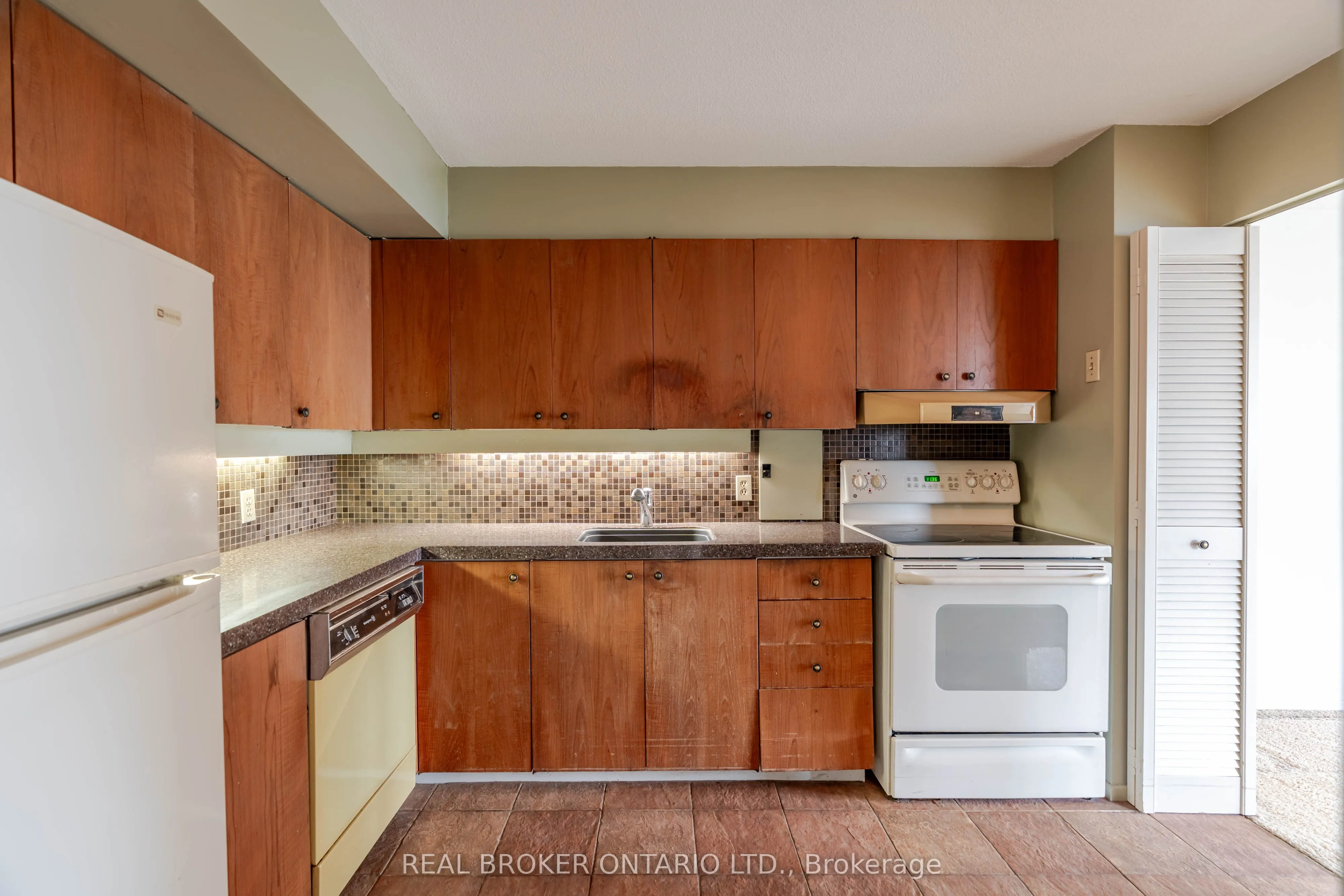 151 Bay Street, #1402