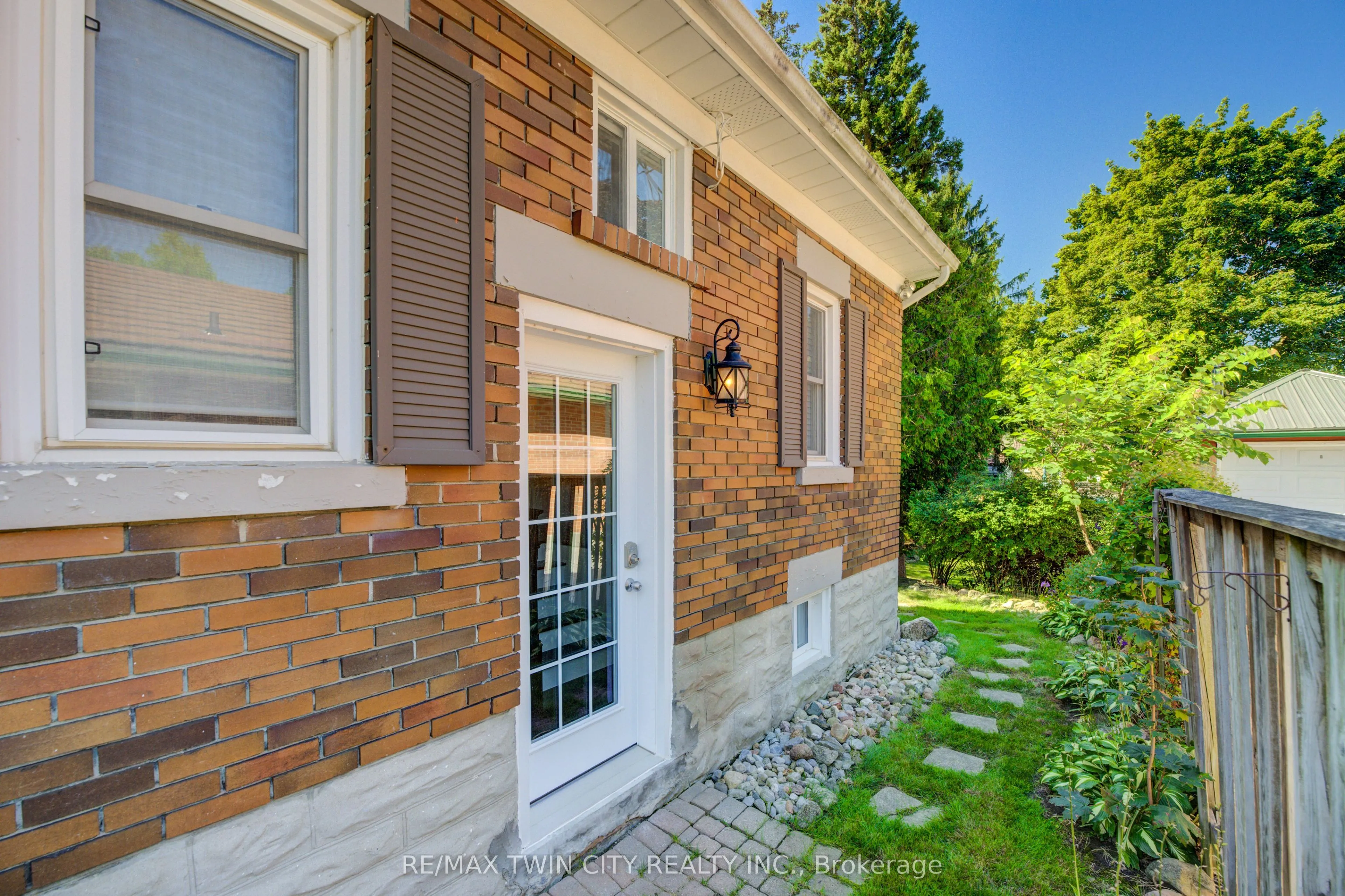 19 Dunbar Road N