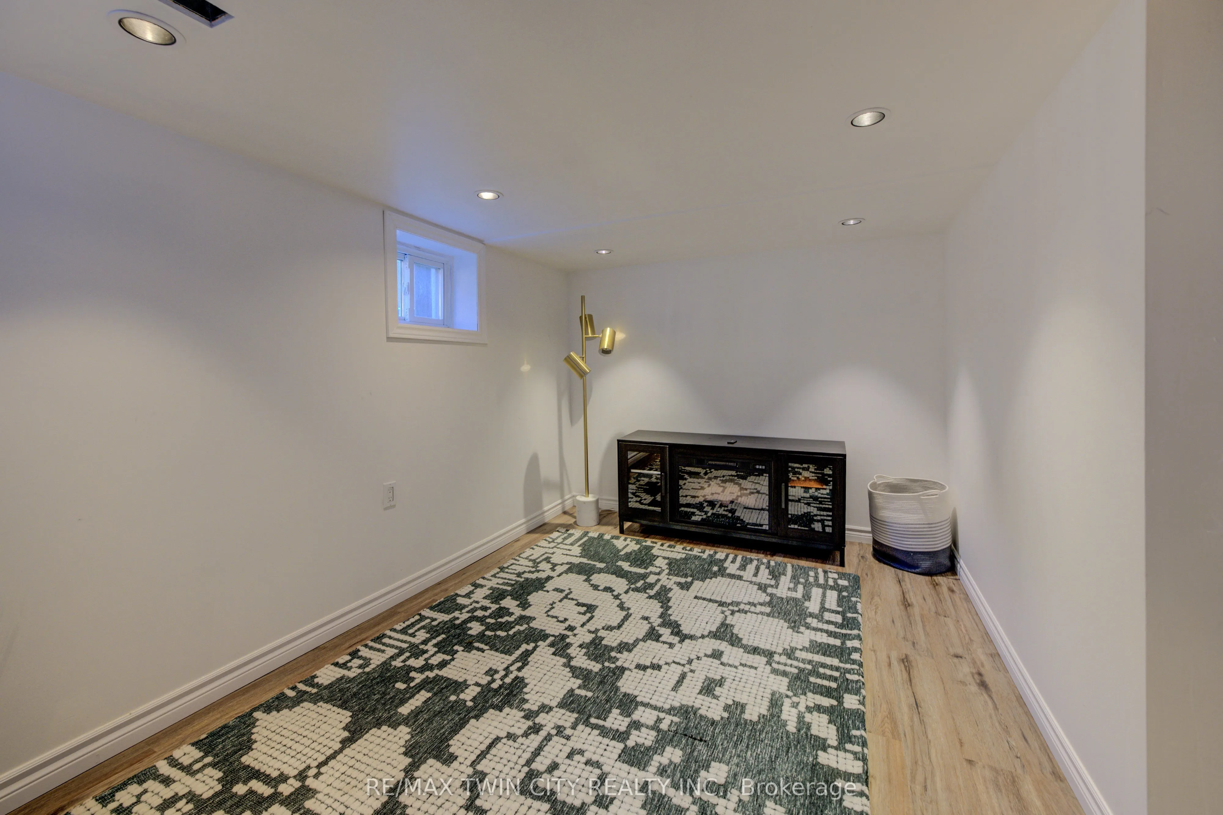 19 Dunbar Road N