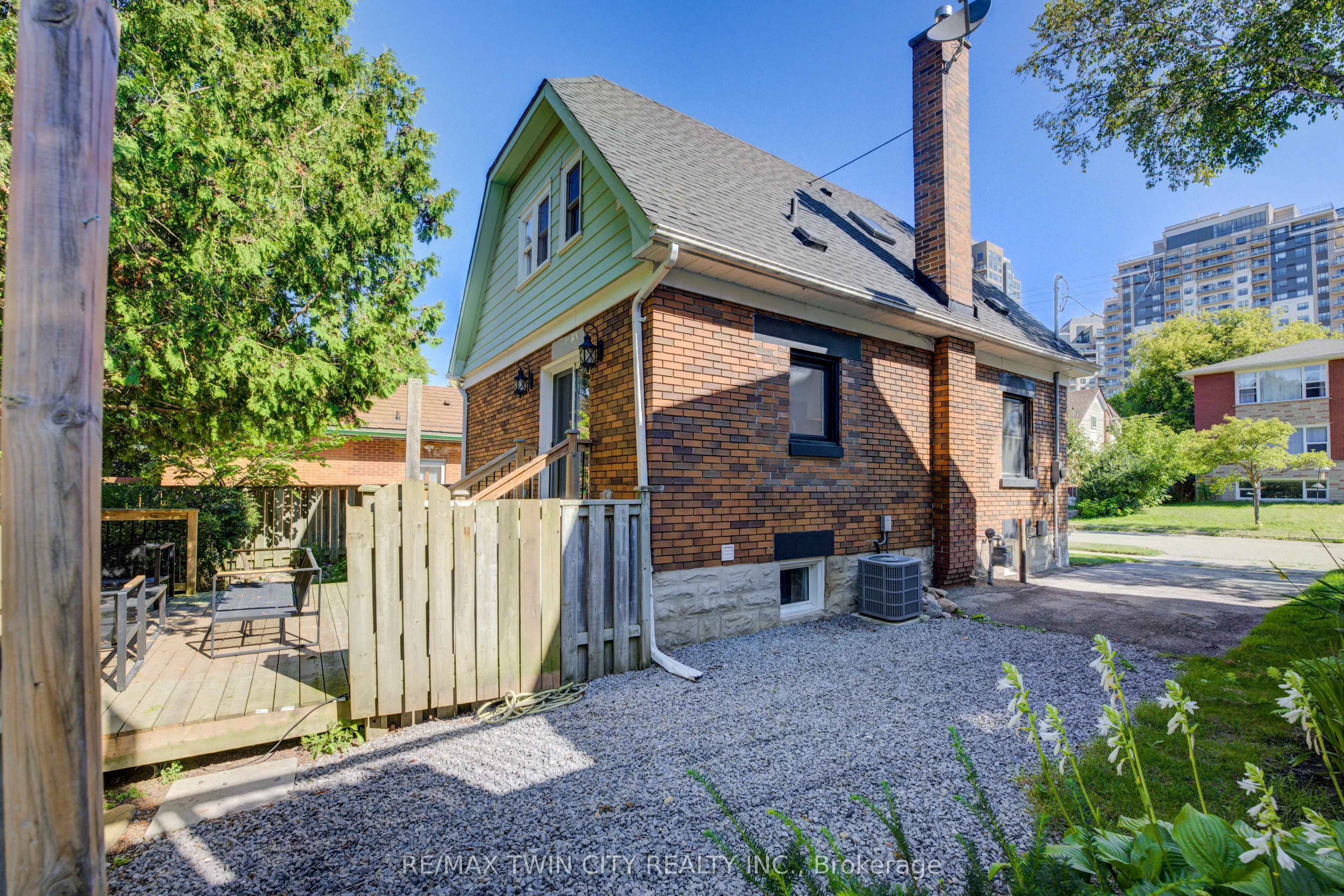 19 Dunbar Road N