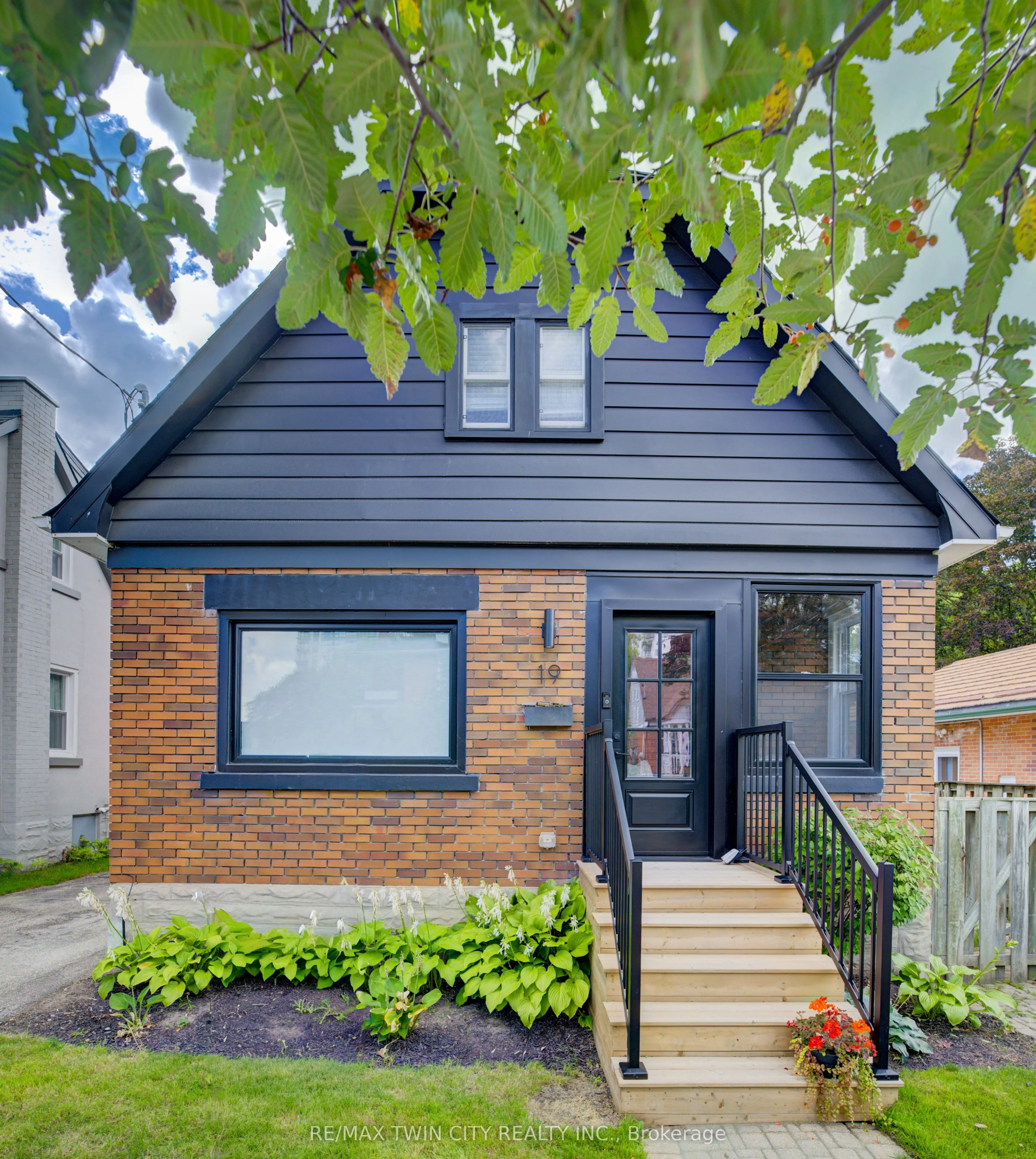 19 Dunbar Road N