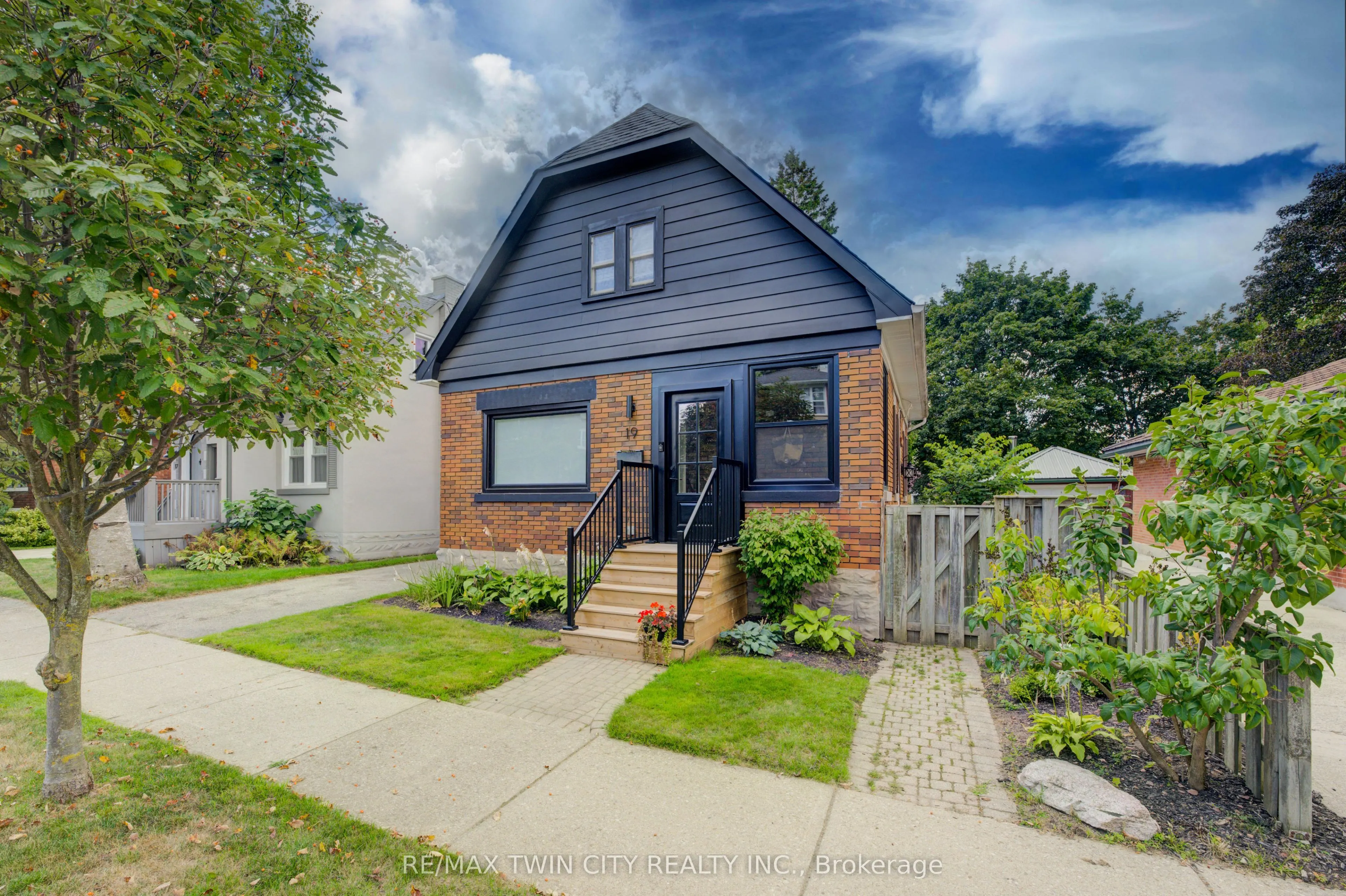 19 Dunbar Road N