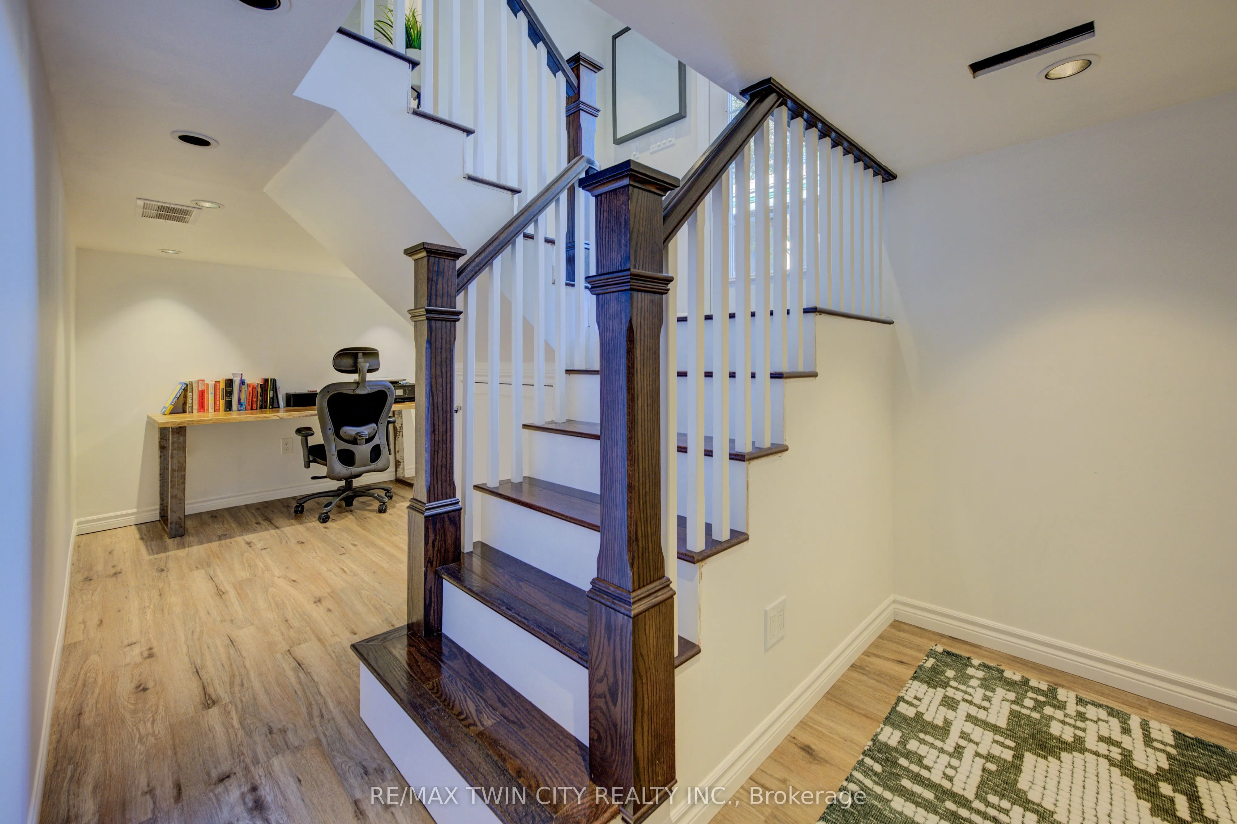 19 Dunbar Road N