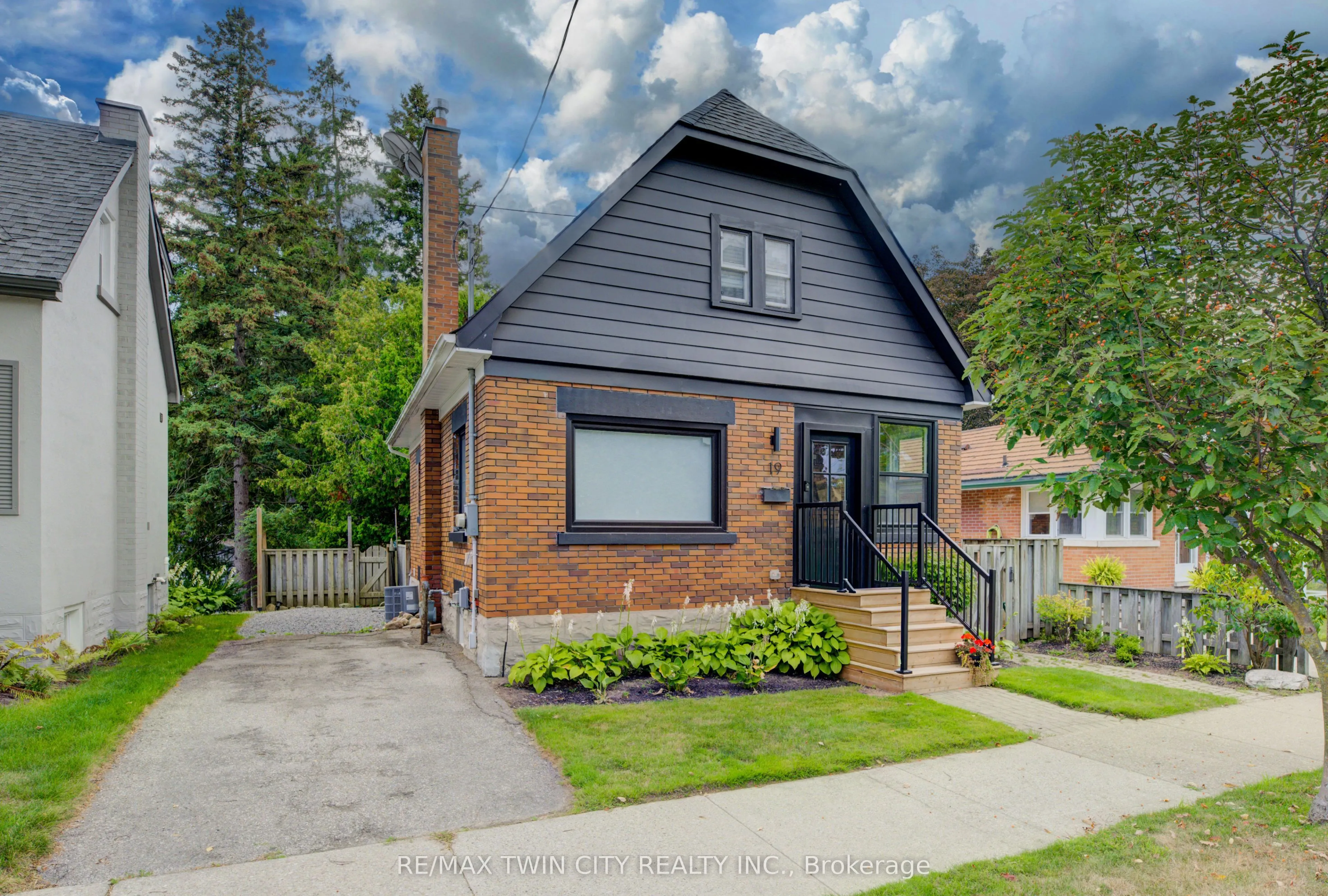 19 Dunbar Road N