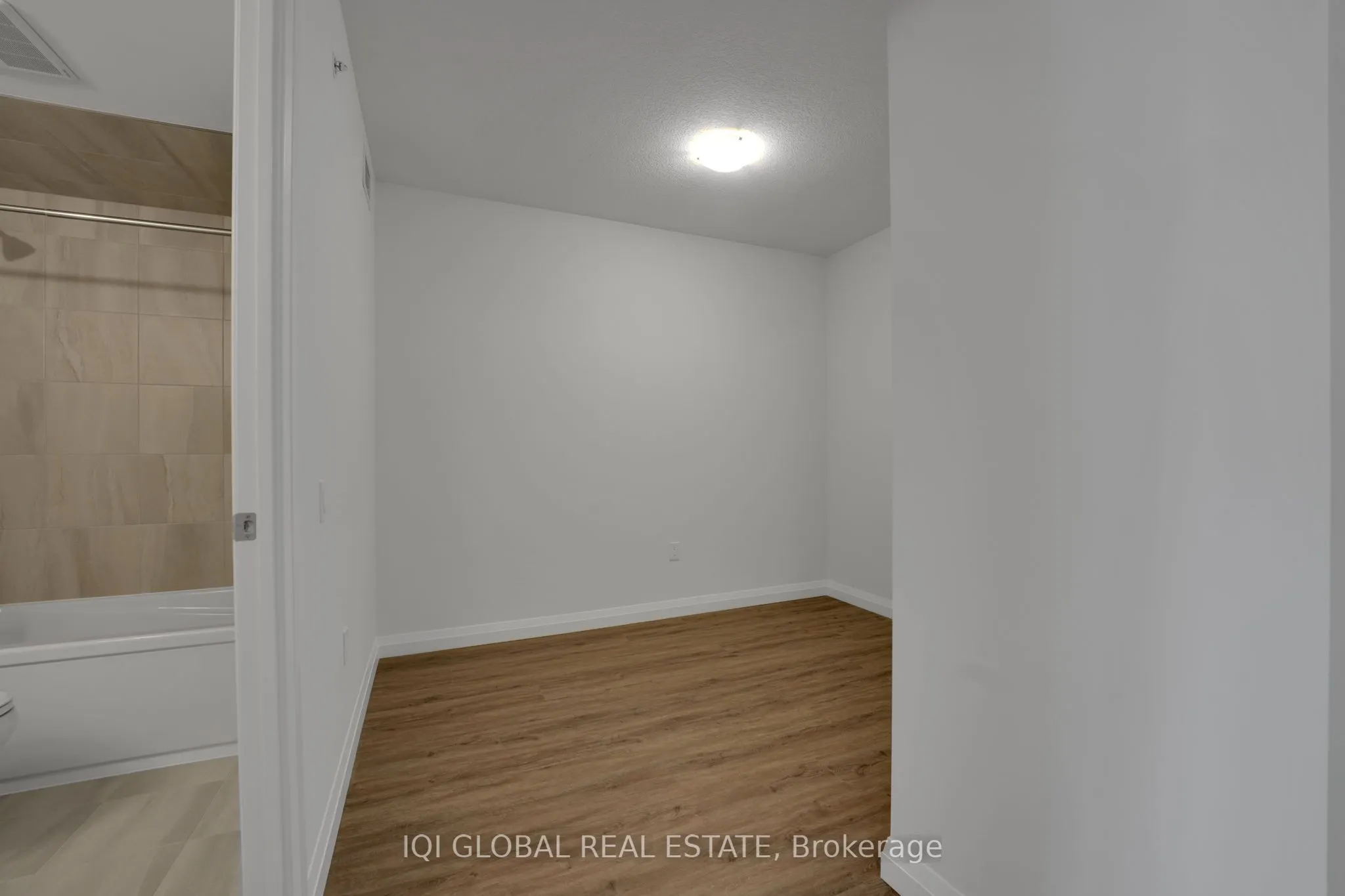 93 Arthur Street S, #907