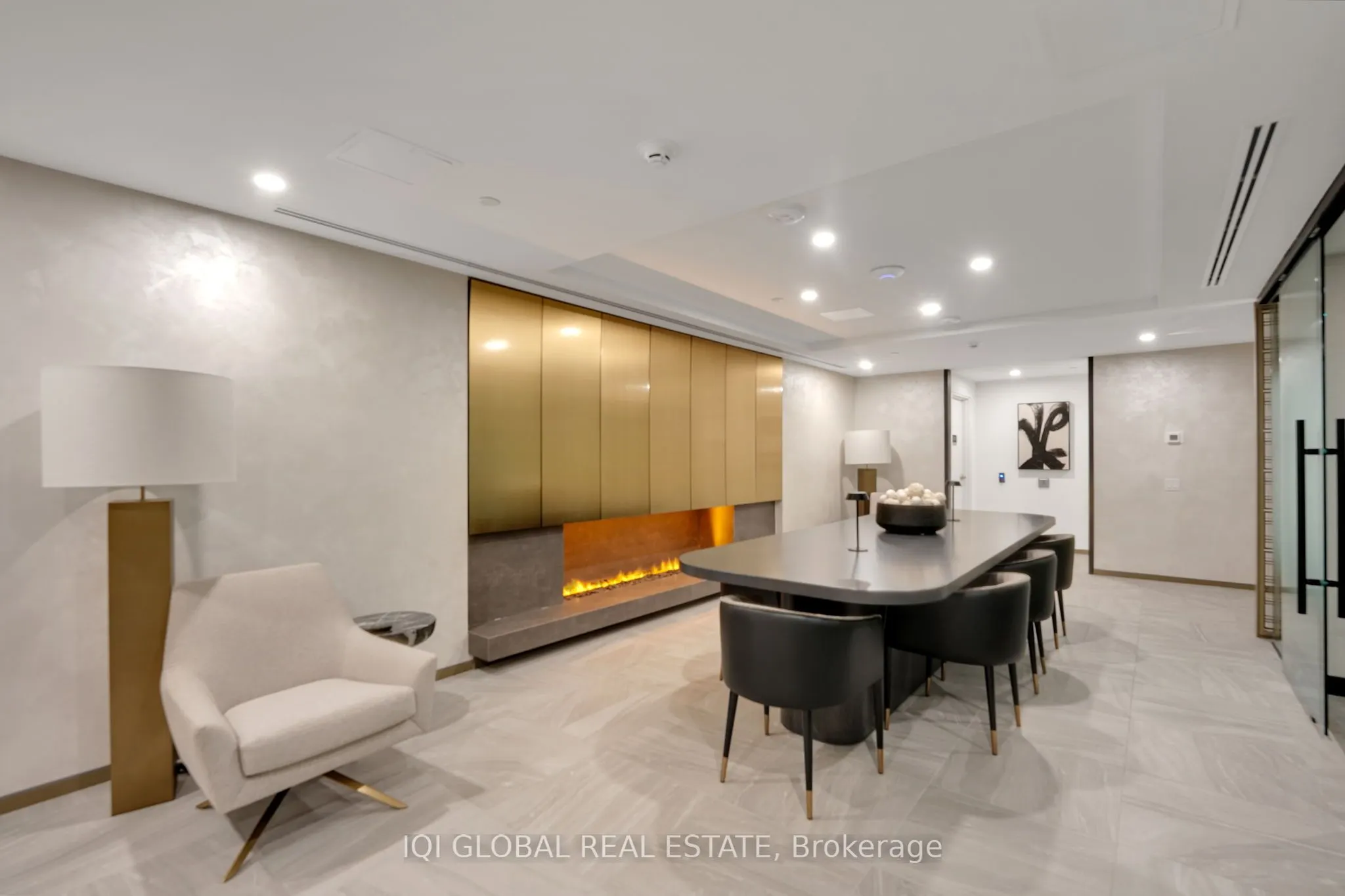 93 Arthur Street S, #907