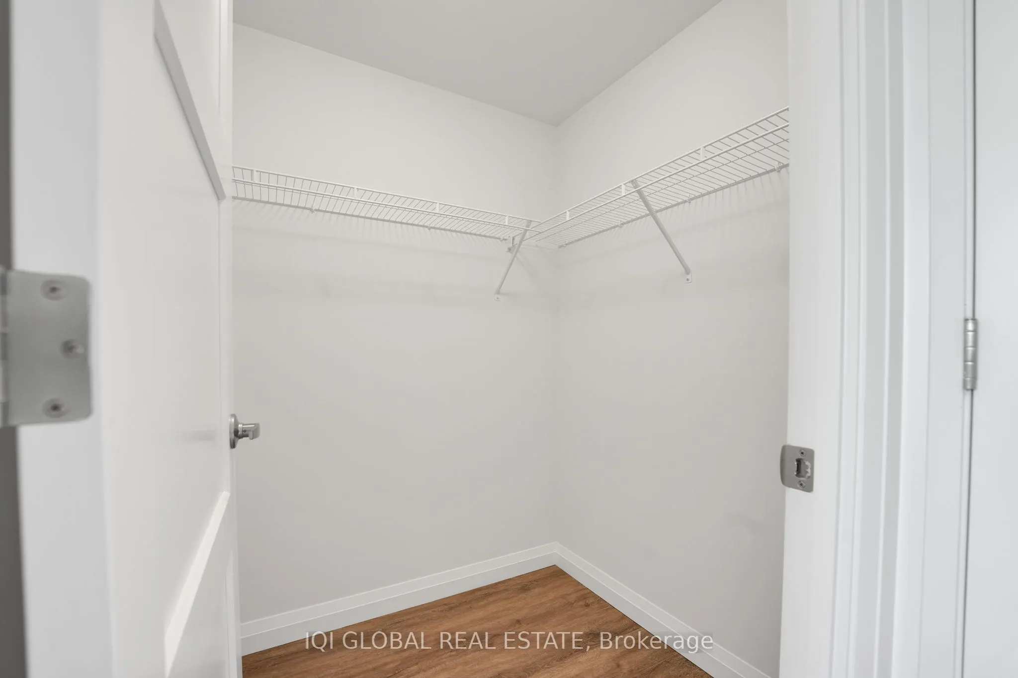 93 Arthur Street S, #907