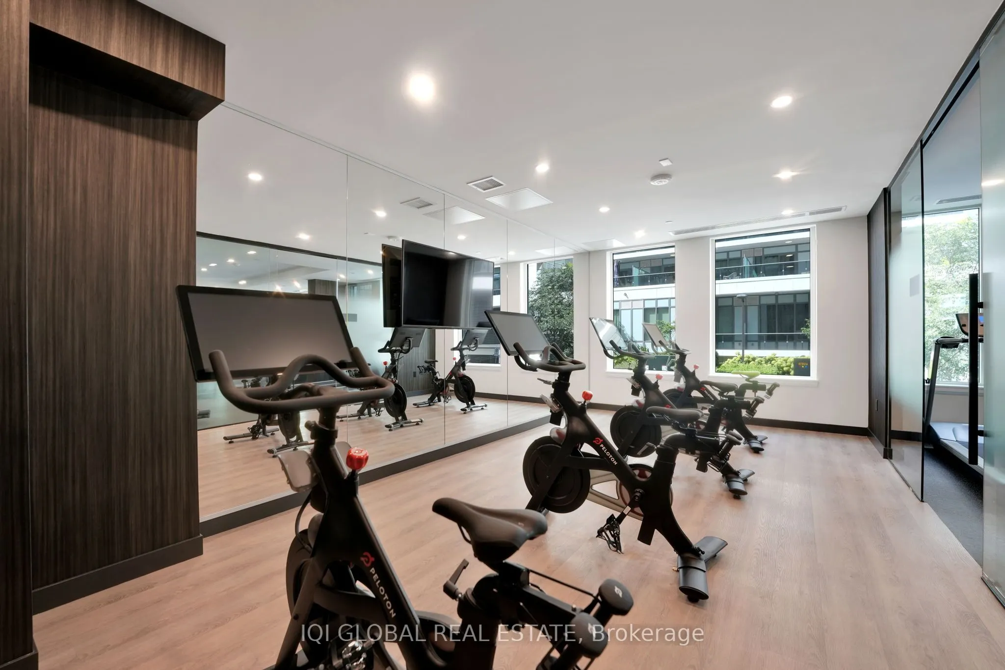 93 Arthur Street S, #907
