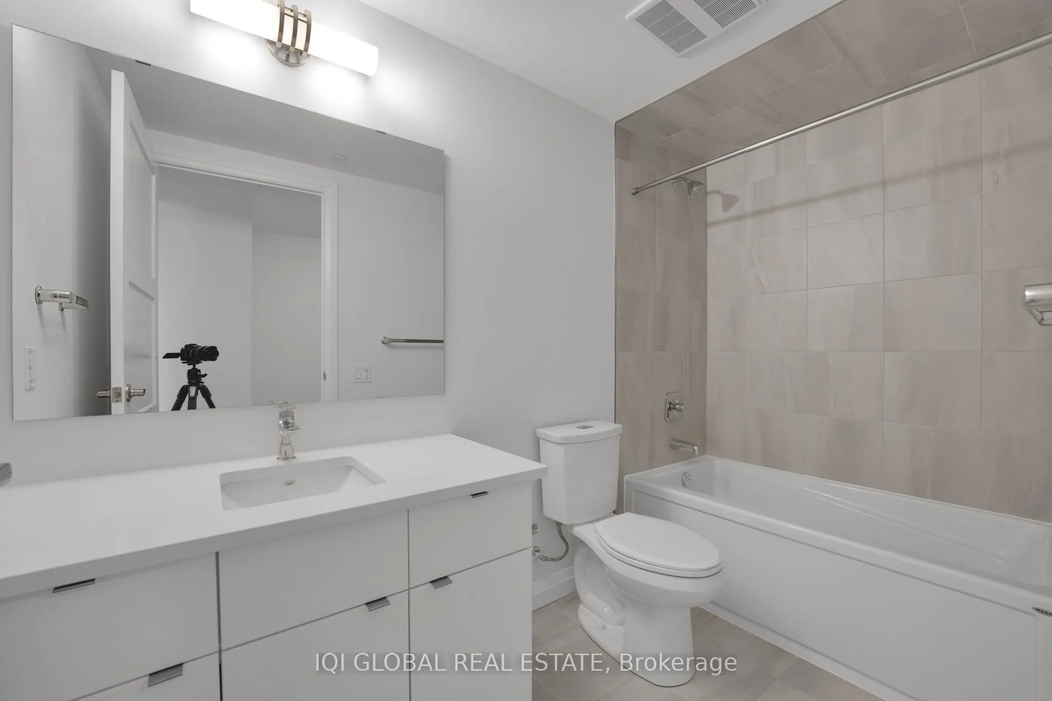 93 Arthur Street S, #907