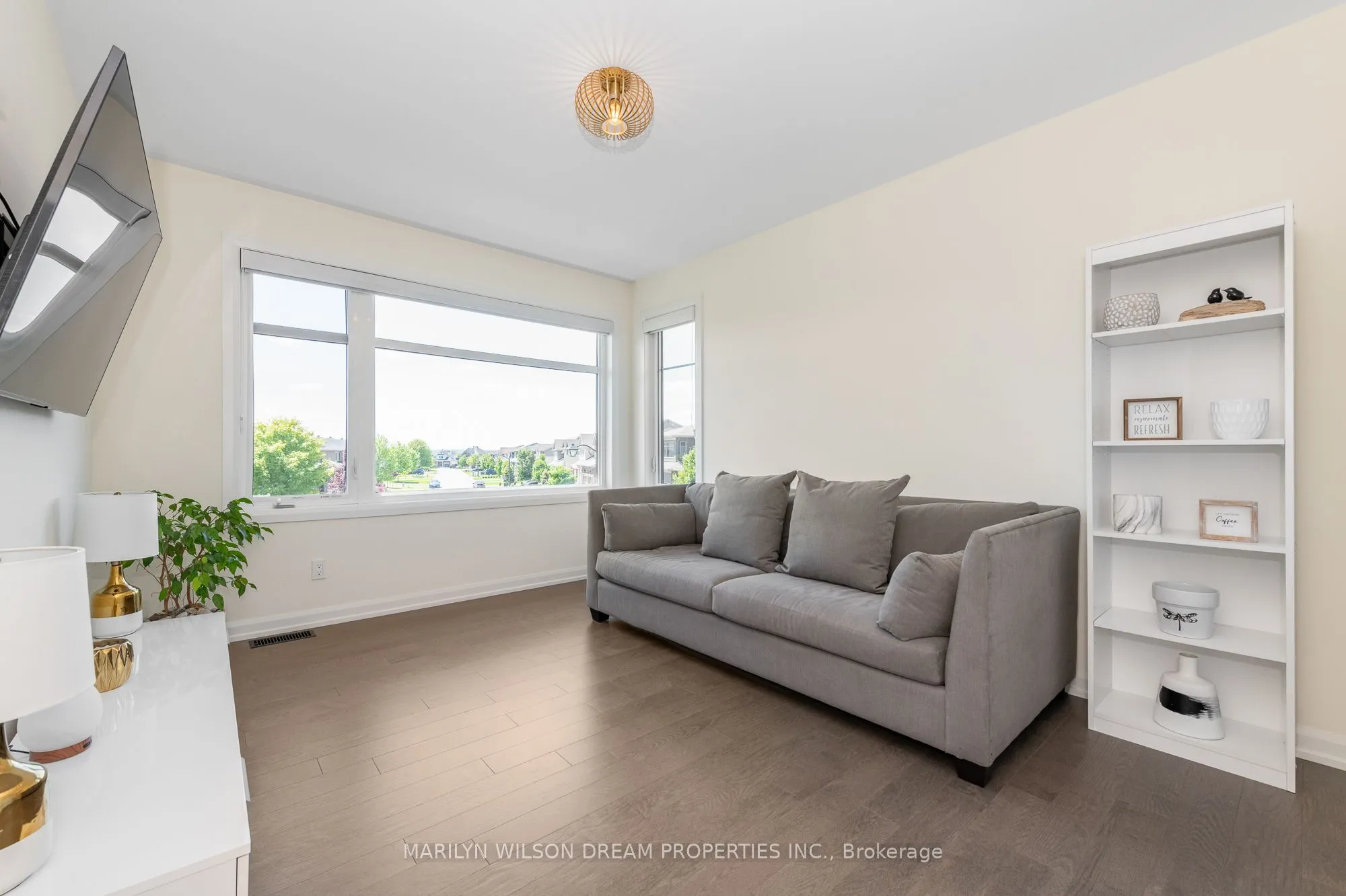 228 Onyx Crescent