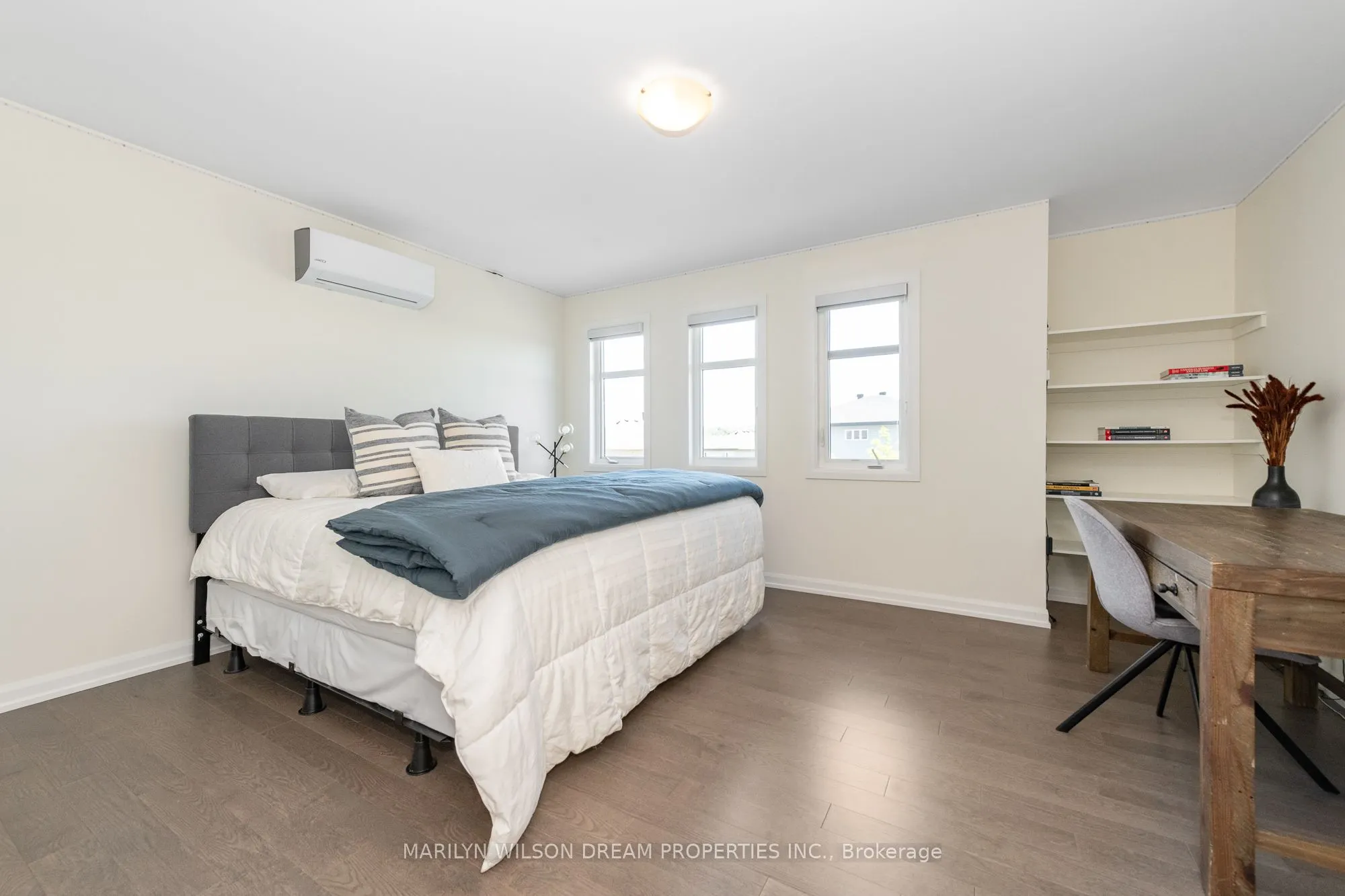 228 Onyx Crescent