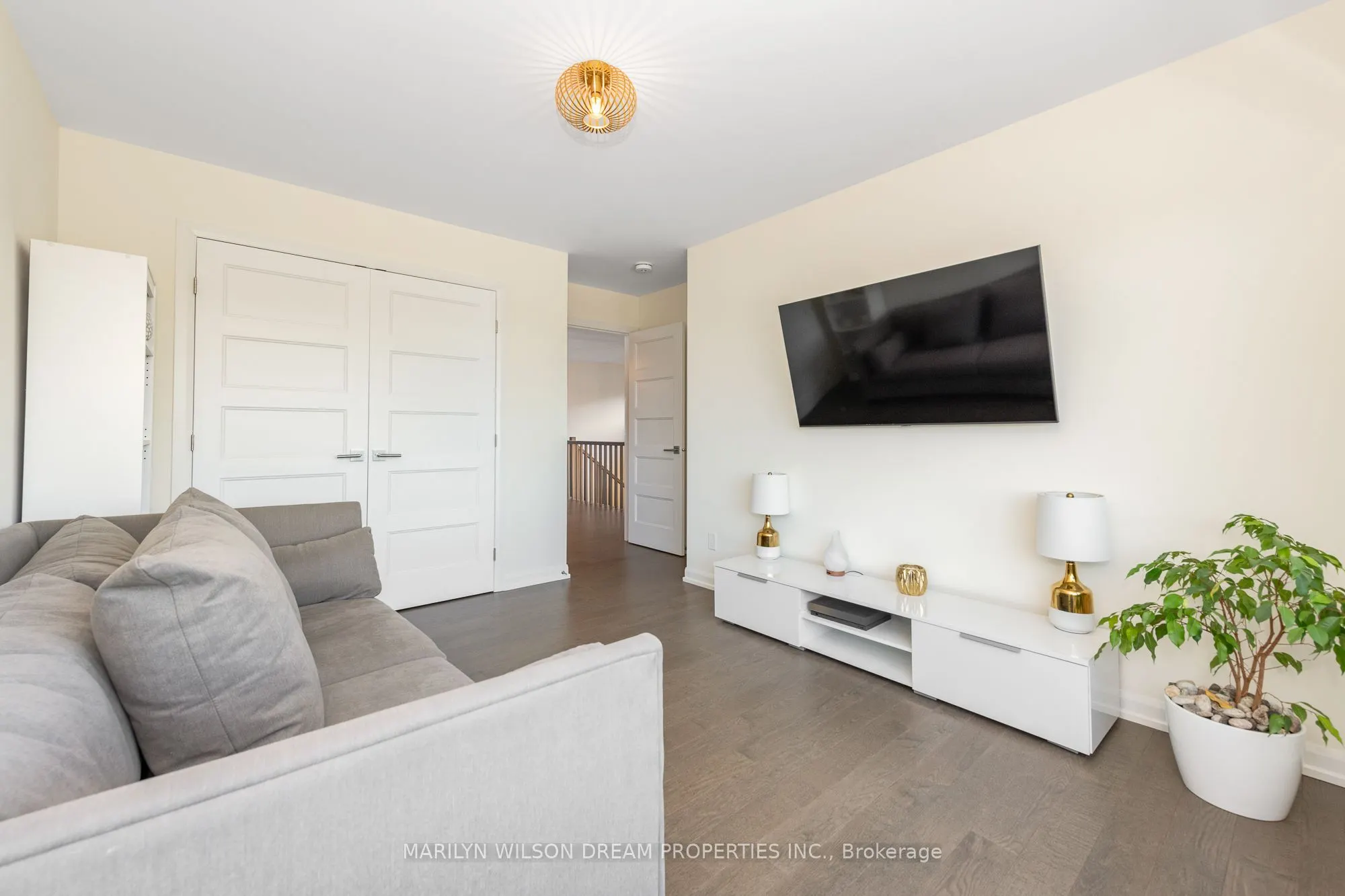 228 Onyx Crescent