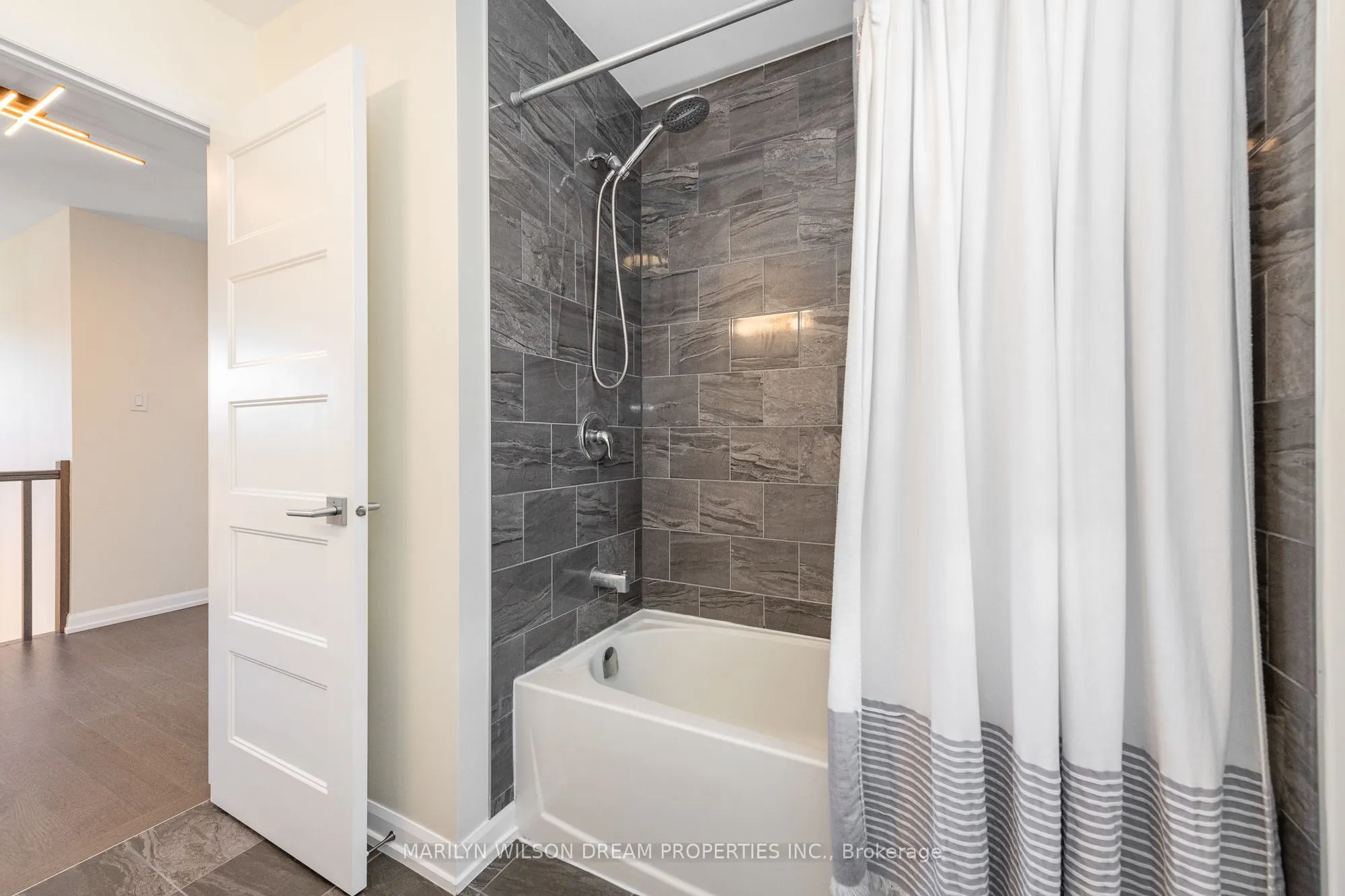 228 Onyx Crescent